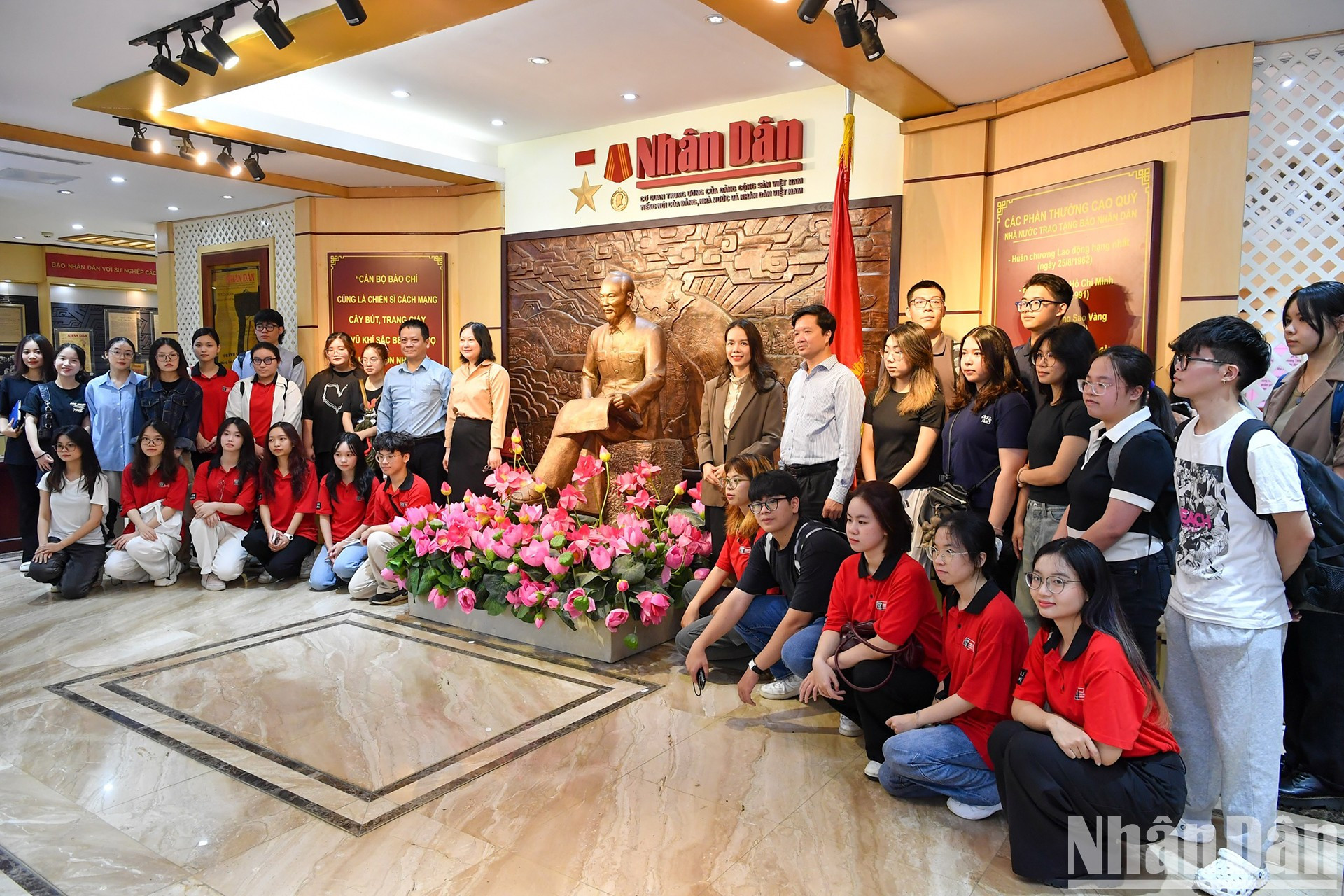 Делегация посещает традиционный дом газеты «Нянзан».