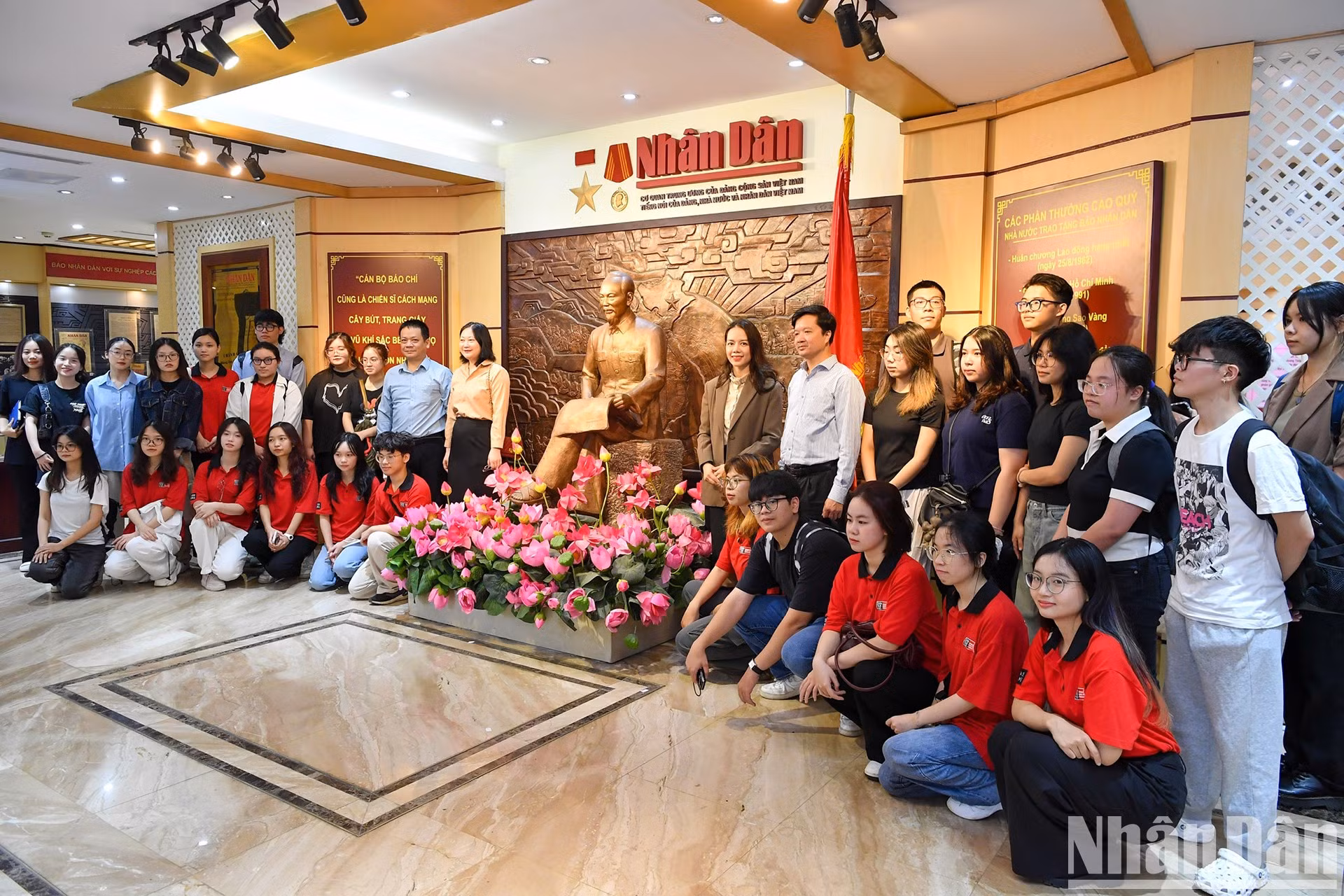 Делегация посещает традиционный дом газеты «Нянзан».