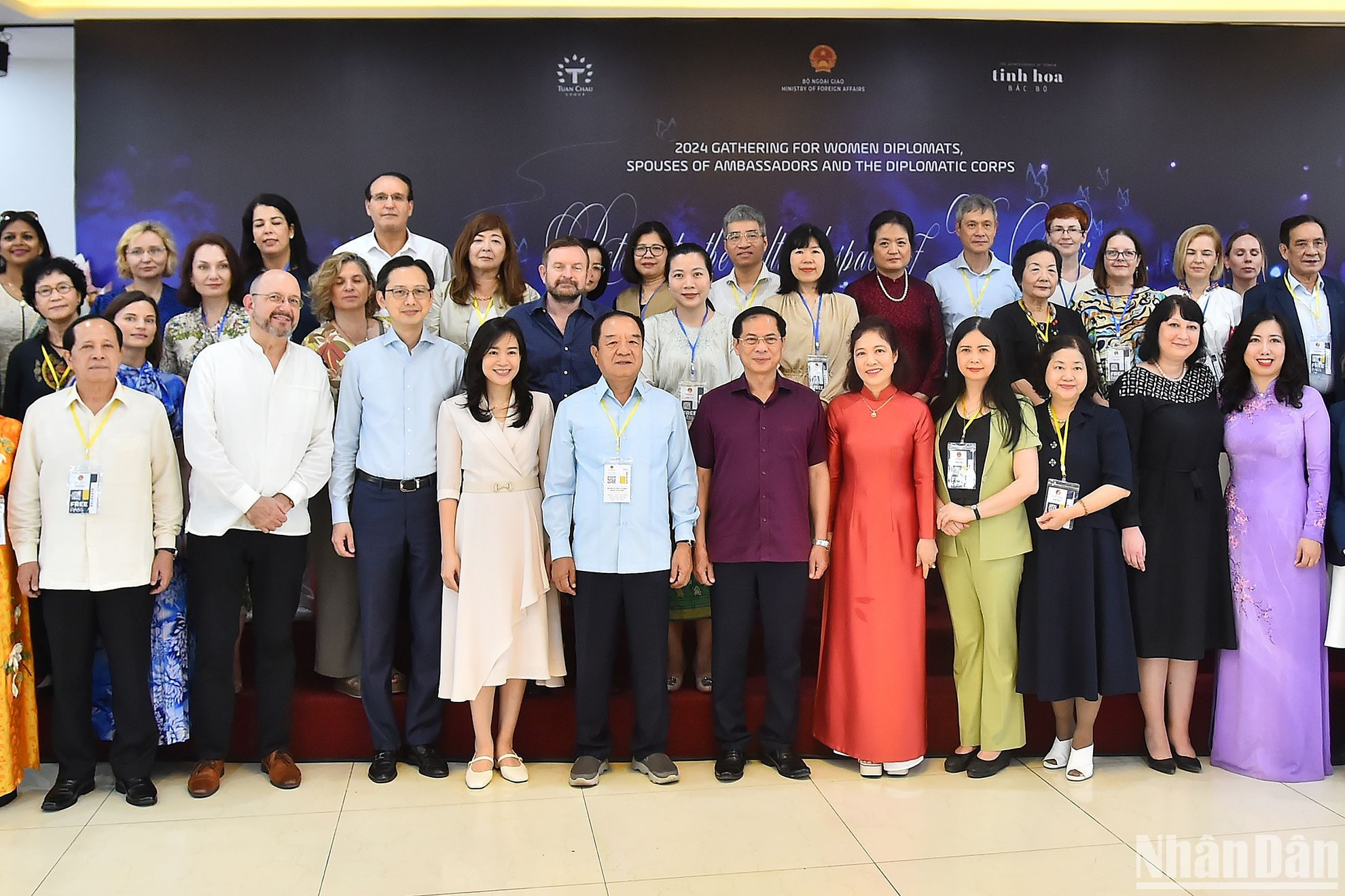 Министр иностранных дел Вьетнама Буй Тхань Шон с супругой Ву Тхи Бить Нгок, руководители Министерства иностранных дел и делегаты на программе.