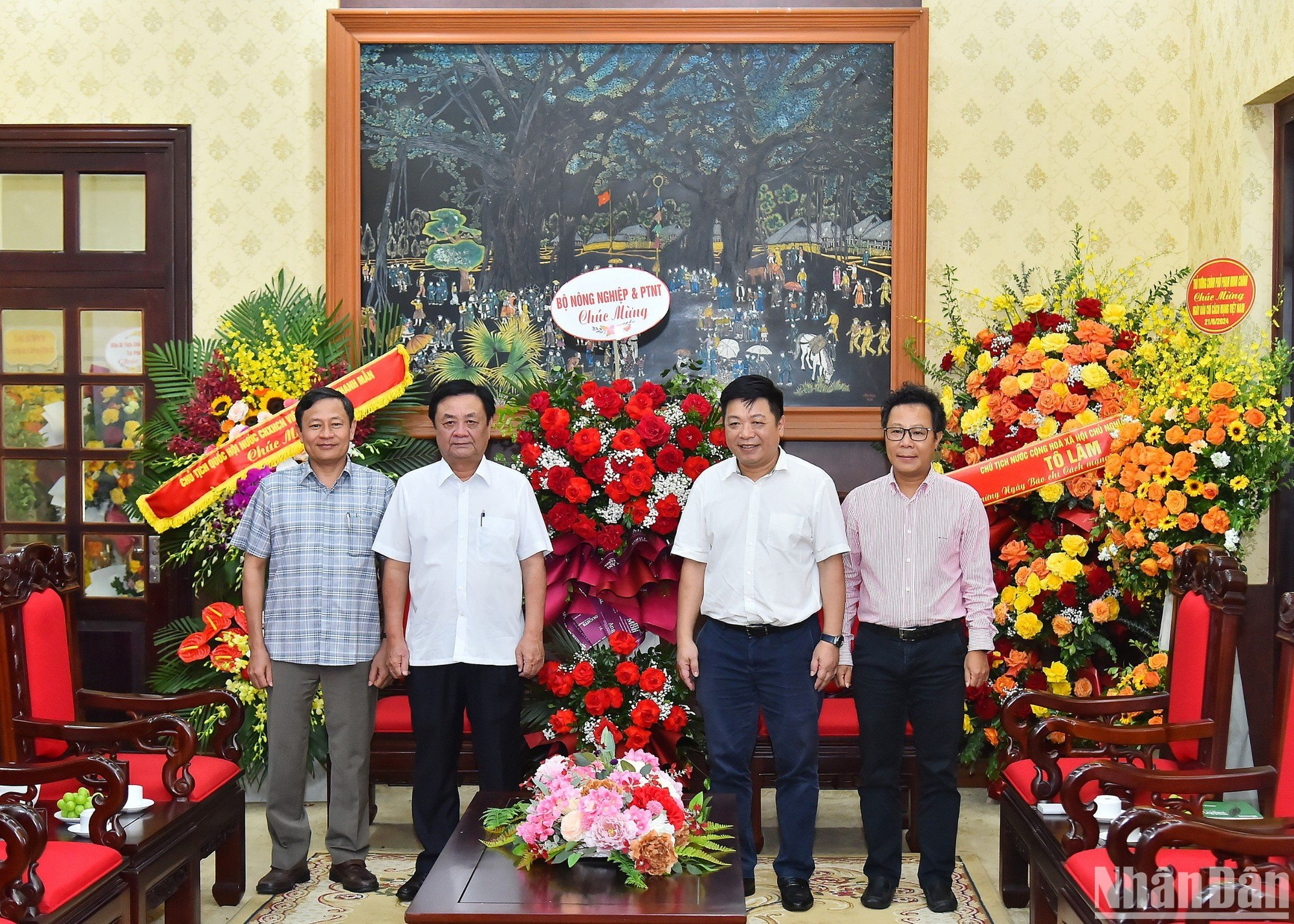 Член ЦК КПВ, Министр сельского хозяйства и развития деревни Ле Минь Хоан и делегация Министерства поздравляют коллектив газеты «Нянзан».