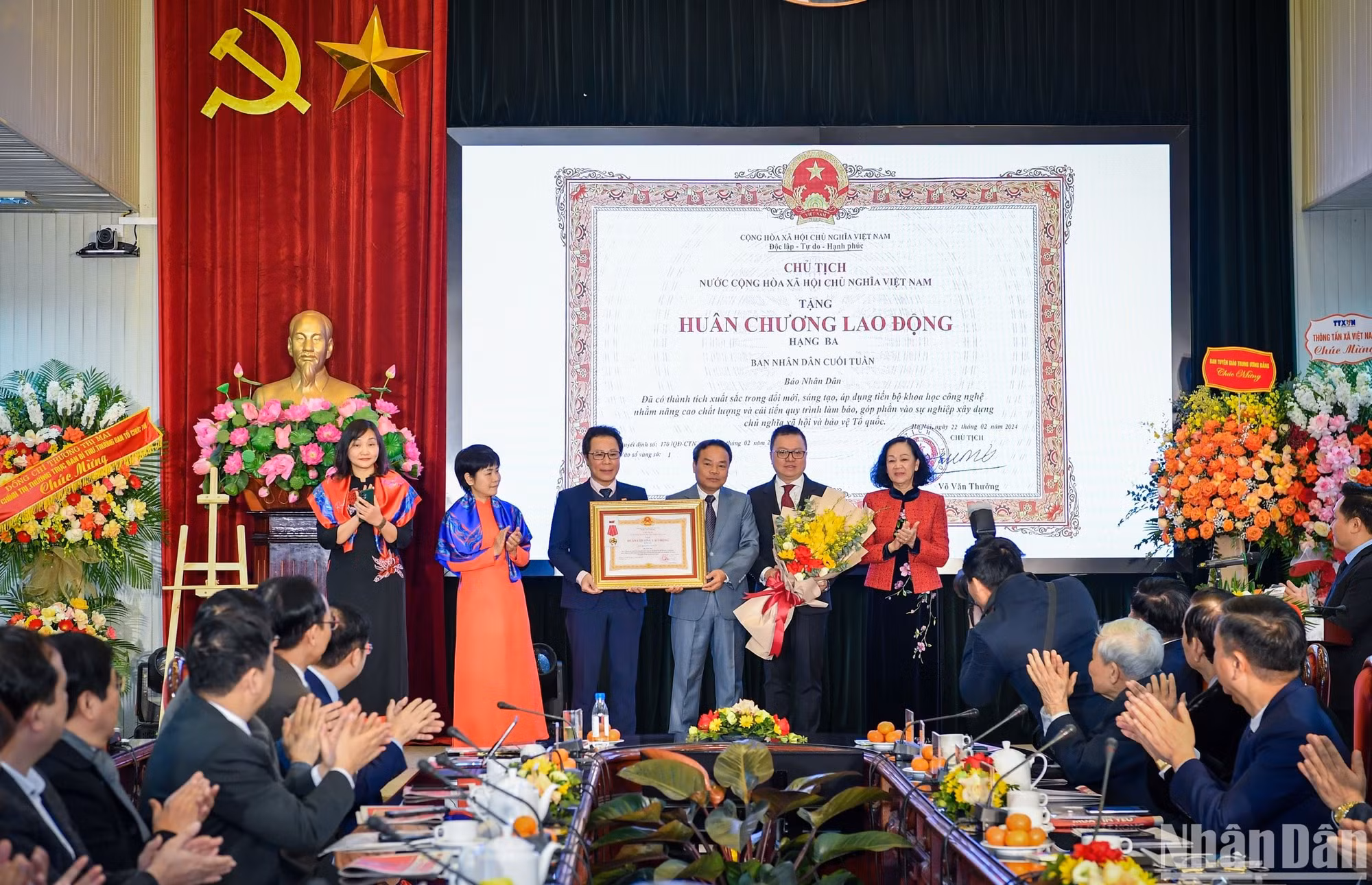 От имени руководителей Партии и Государства товарищ Чыонг Тхи Май вручает Отделу газеты «Нянзан в конце недели» Орден Труда третьей степени. От имени руководителей Партии и Государства товарищ Чыонг Тхи Май вручает Отделу газеты «Нянзан в конце недели» Орден Труда третьей степени.