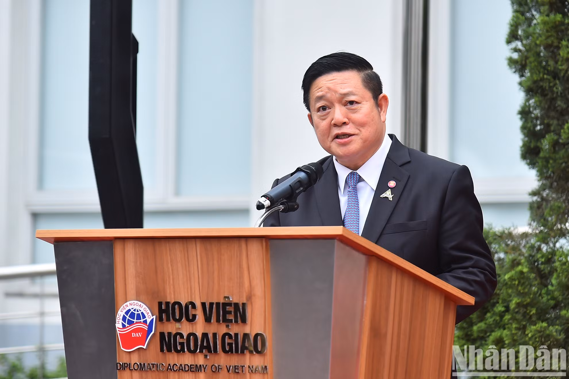 Генеральный секретарь АСЕАН Као Ким Хорн выступает с речью.