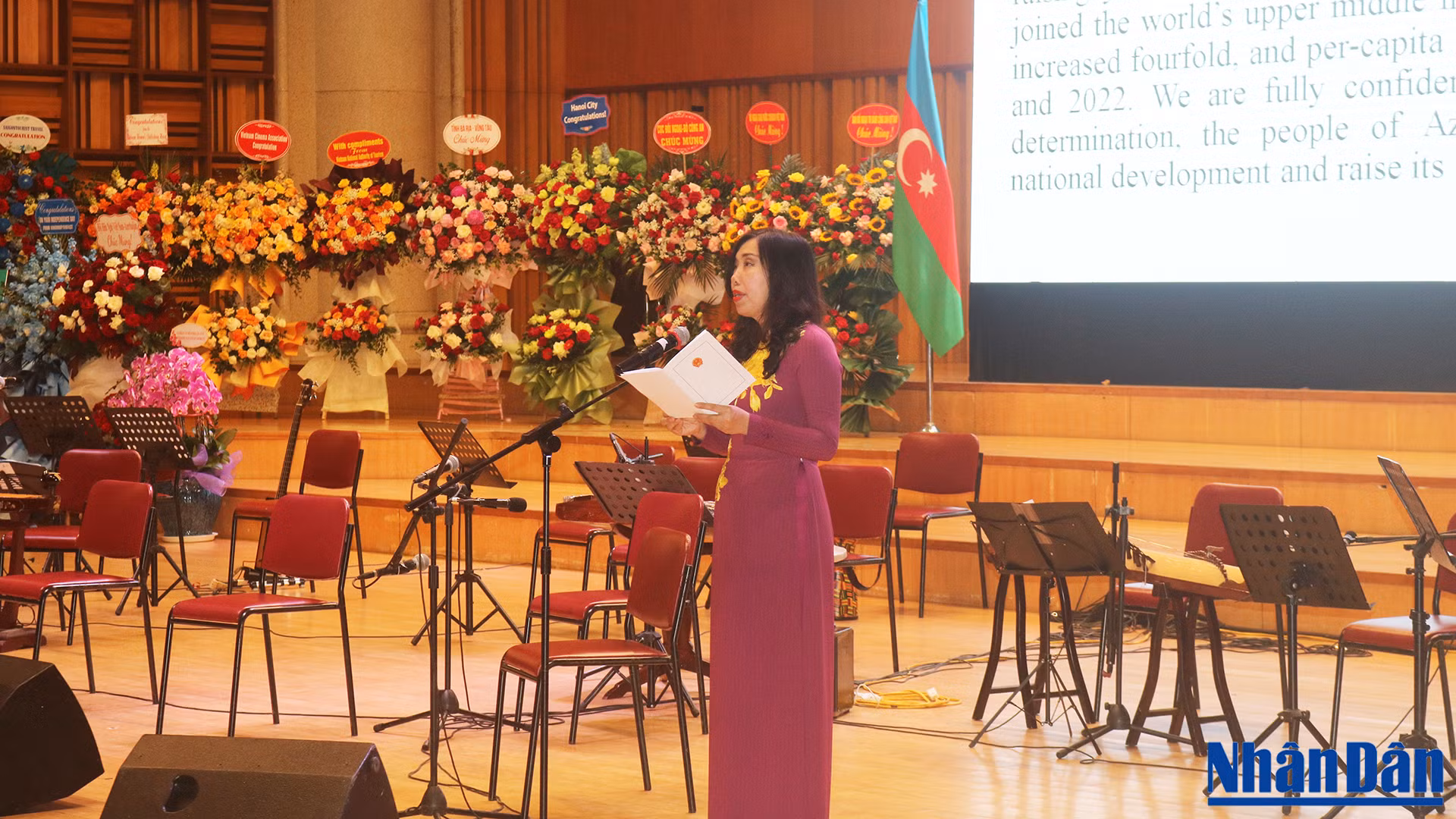 Заместитель министра иностранных дел Ле Тхи Тху Ханг поздравляет азербайджанский народ с Национальным праздником. Заместитель министра иностранных дел Ле Тхи Тху Ханг поздравляет азербайджанский народ с Национальным праздником.