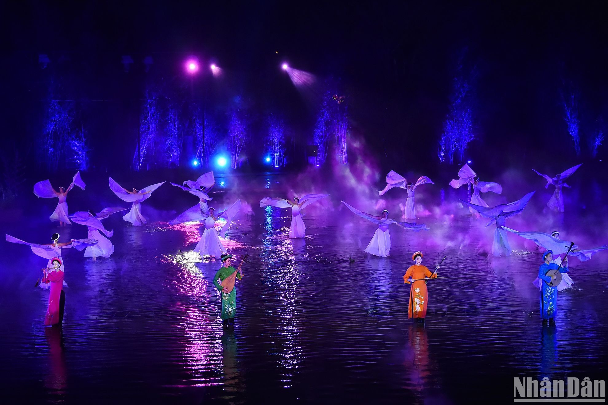 Делегаты наслаждаются спектаклем «Квинтэссенция Севера».