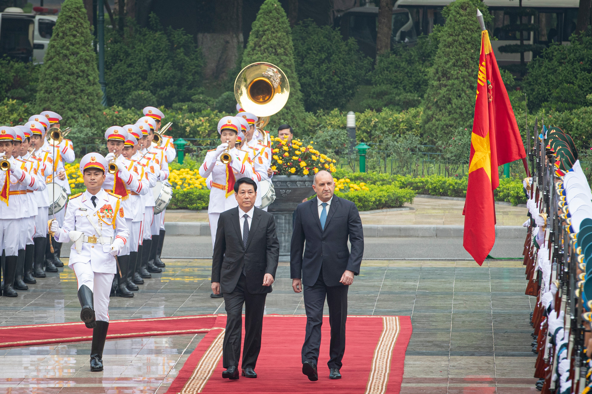 Президент Вьетнама Лыонг Кыонг и Президент Болгарии Румен Радев обходят строй почетного караула Вьетнамской народной армии.
