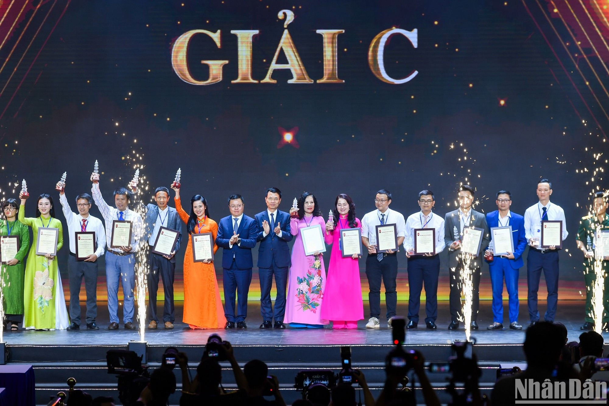 Главный редактор газеты «Нянзан»Ле Куок Минь и Министр информации и коммуникаций Нгуен Мань Хунг вручают авторам и коллективам премии С. Главный редактор газеты «Нянзан»Ле Куок Минь и Министр информации и коммуникаций Нгуен Мань Хунг вручают авторам и коллективам премии С.