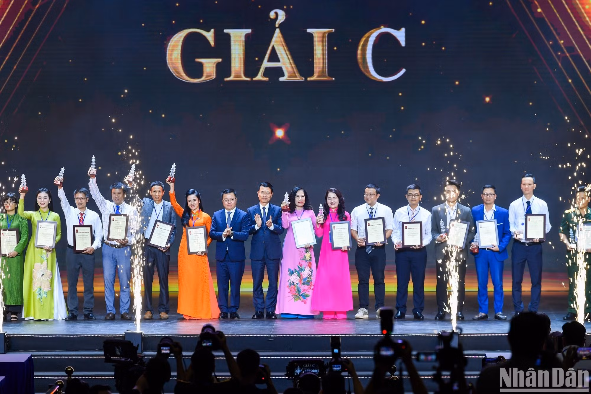 Главный редактор газеты «Нянзан»Ле Куок Минь и Министр информации и коммуникаций Нгуен Мань Хунг вручают авторам и коллективам премии С.