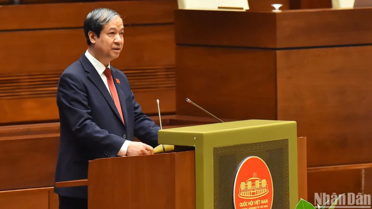 Министр образования и подготовки кадров Нгуен Ким Шон представляет предложение по проекту Закона о педагогах. Фото: Тхюи Нгуен