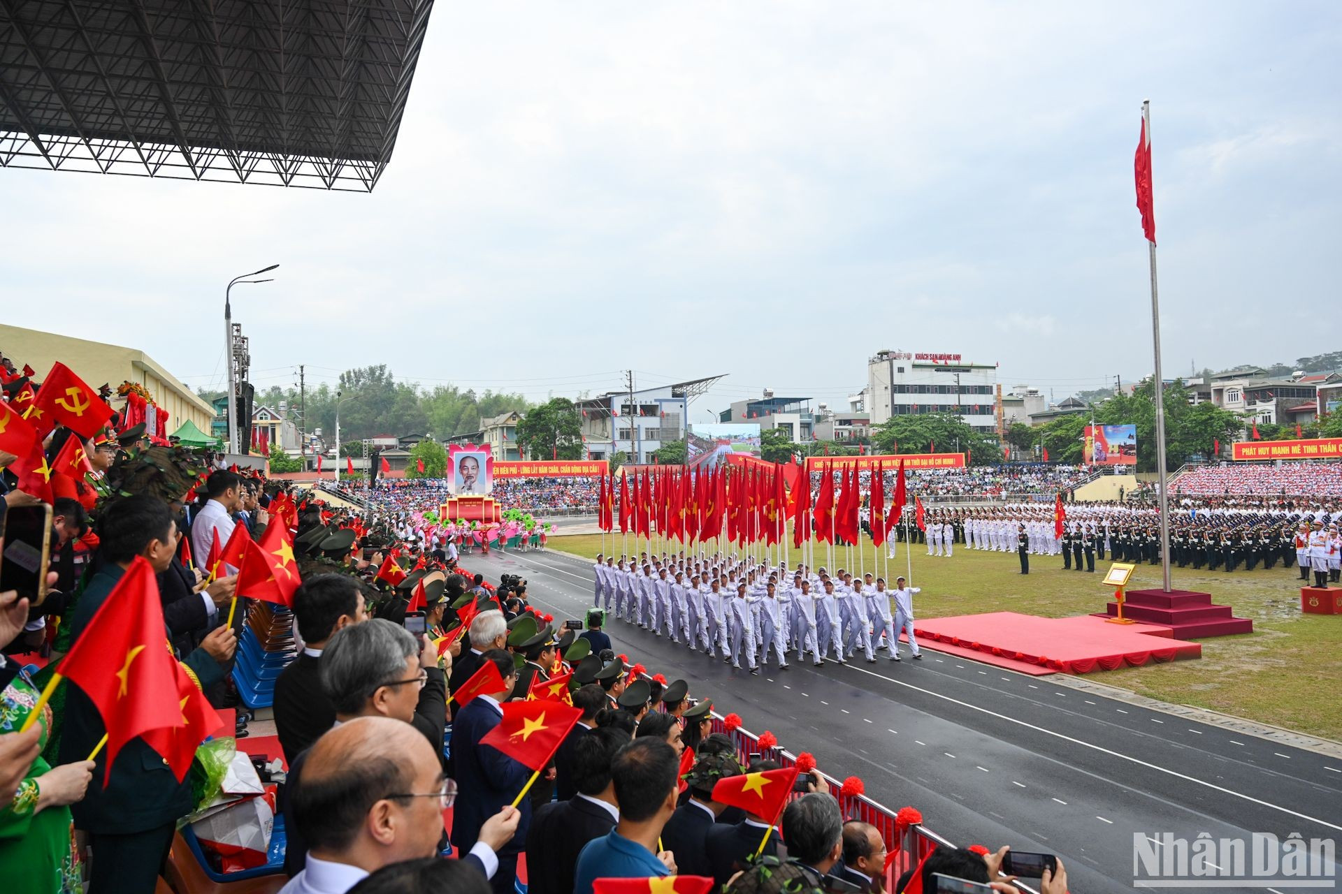 Группа с флагами Партии и Отечества. Группа с флагами Партии и Отечества.