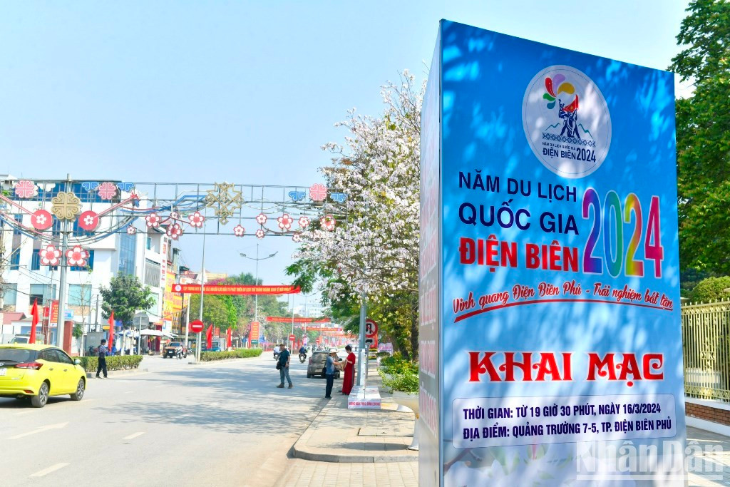 Баннеры и плакаты о Национальном году туризма на улицах города Дьенбьенфу.