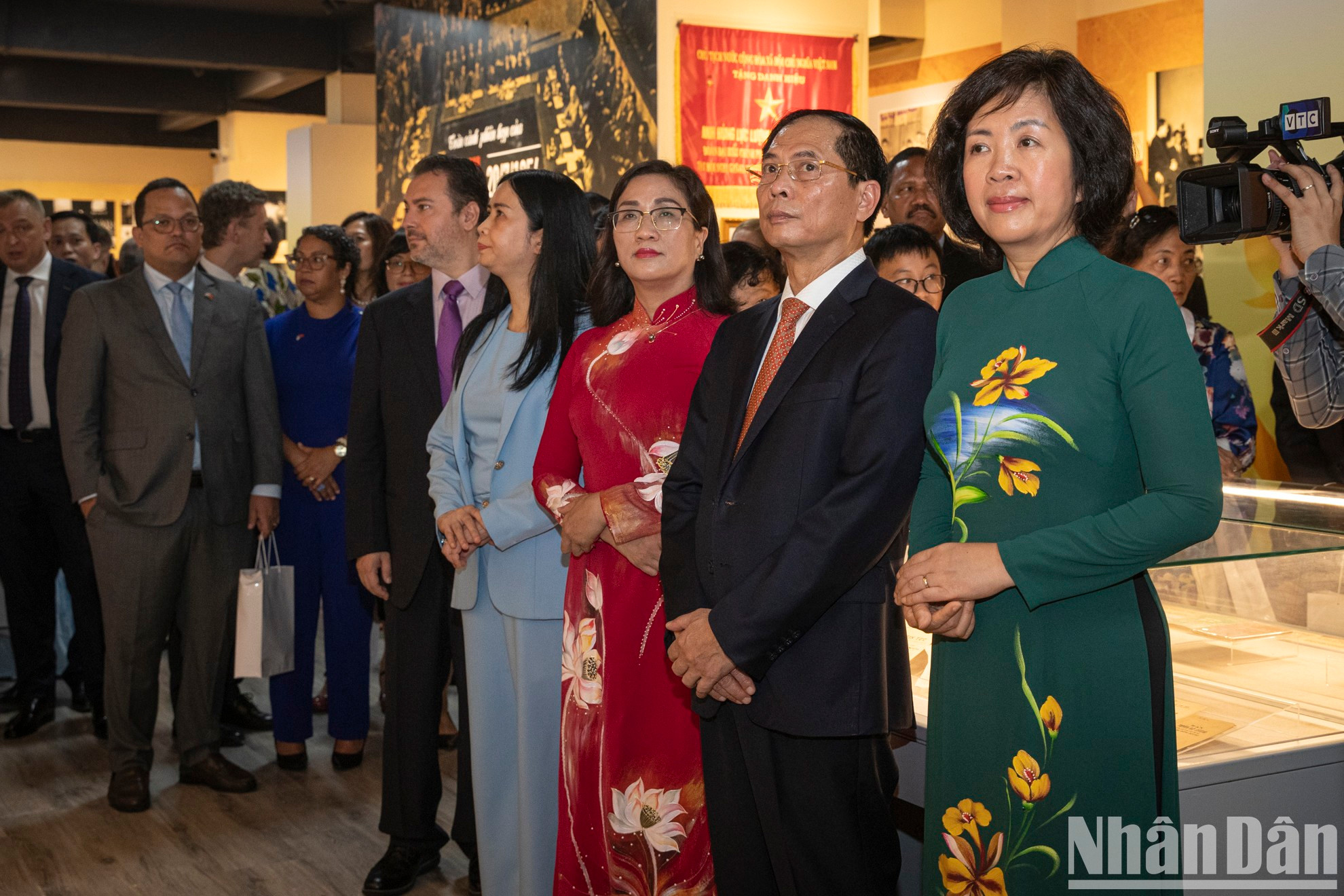 Делегаты посещают выставку. Делегаты посещают выставку.