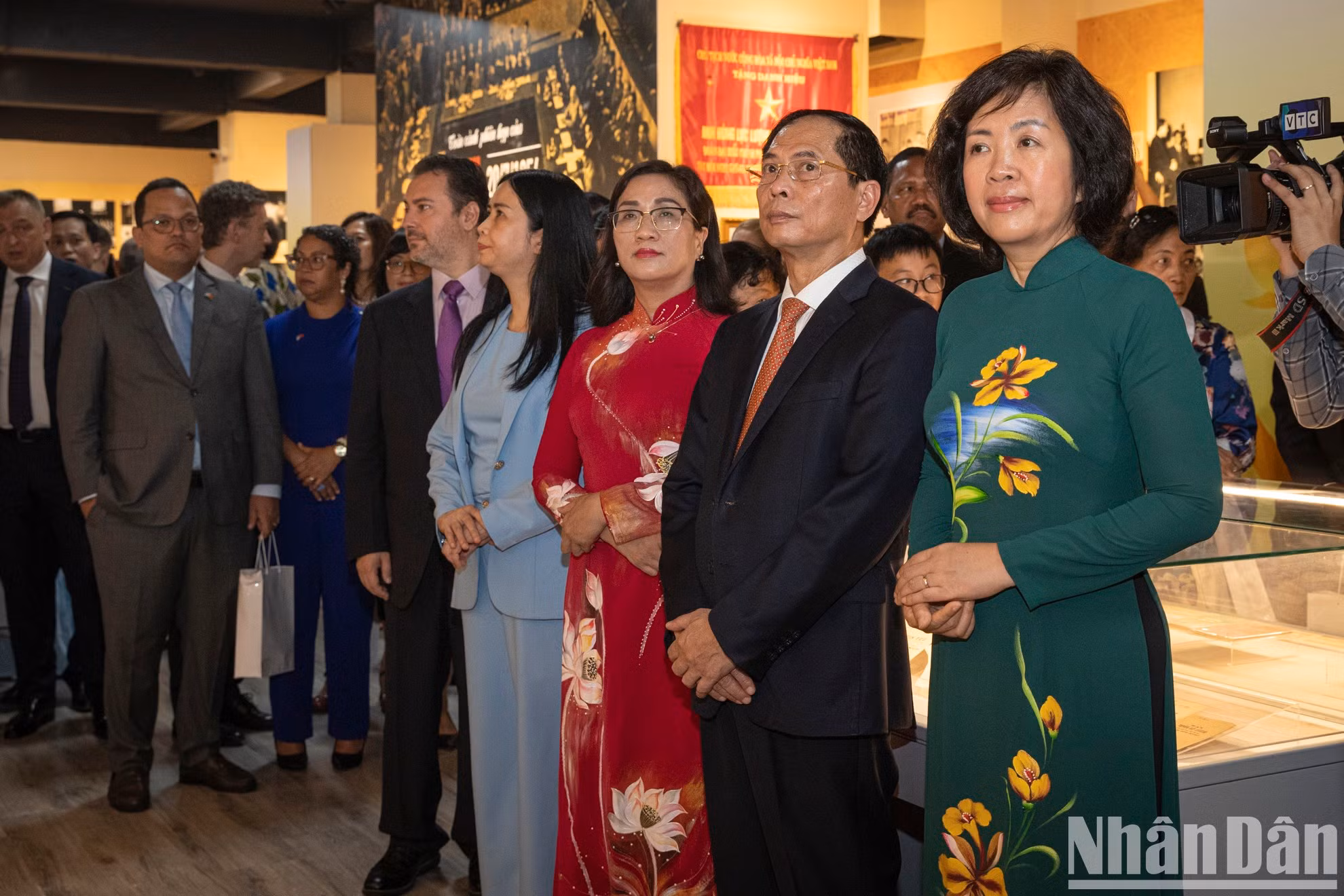 Делегаты посещают выставку.