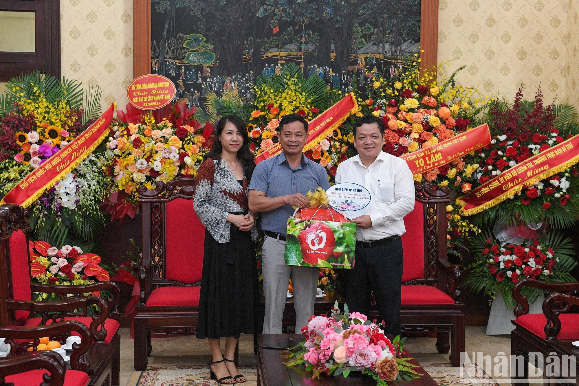 Делегация Почтового отделения Ханоя поздравляет газету «Нянзан» с праздником. Делегация Почтового отделения Ханоя поздравляет газету «Нянзан» с праздником.