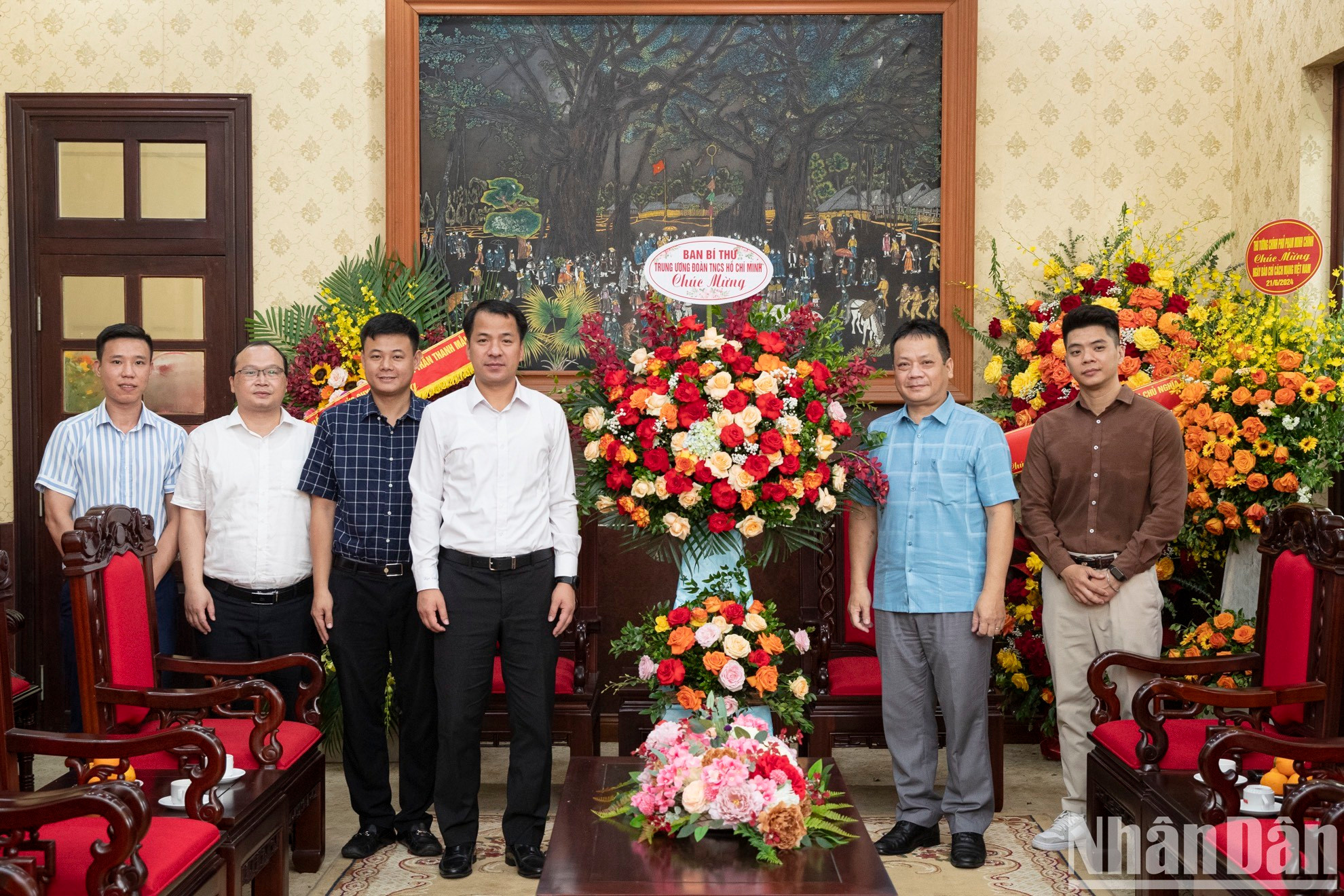 Секретарь ЦК Вьетнамского коммунистического союза молодежи (ВКСМ) имени Хо Ши Мина, глава Инспекционного комитета ЦК ВКСМ имени Хо Ши Мина Нго Ван Кыонг и делегация вручают цветы руководителям газеты «Нянзан». Секретарь ЦК Вьетнамского коммунистического союза молодежи (ВКСМ) имени Хо Ши Мина, глава Инспекционного комитета ЦК ВКСМ имени Хо Ши Мина Нго Ван Кыонг и делегация вручают цветы руководителям газеты «Нянзан».