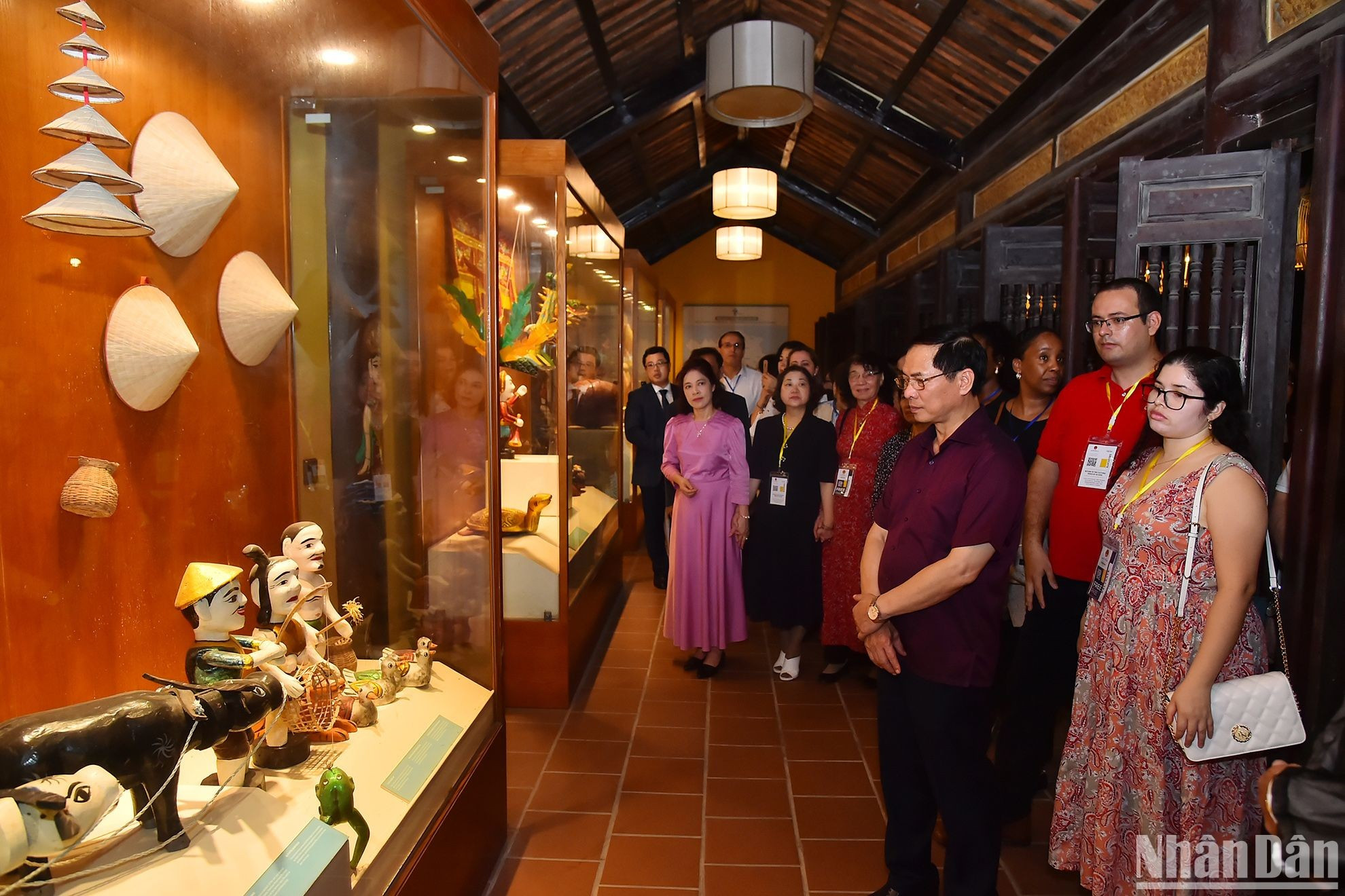 Делегаты посещают Музей театра кукол на воде.