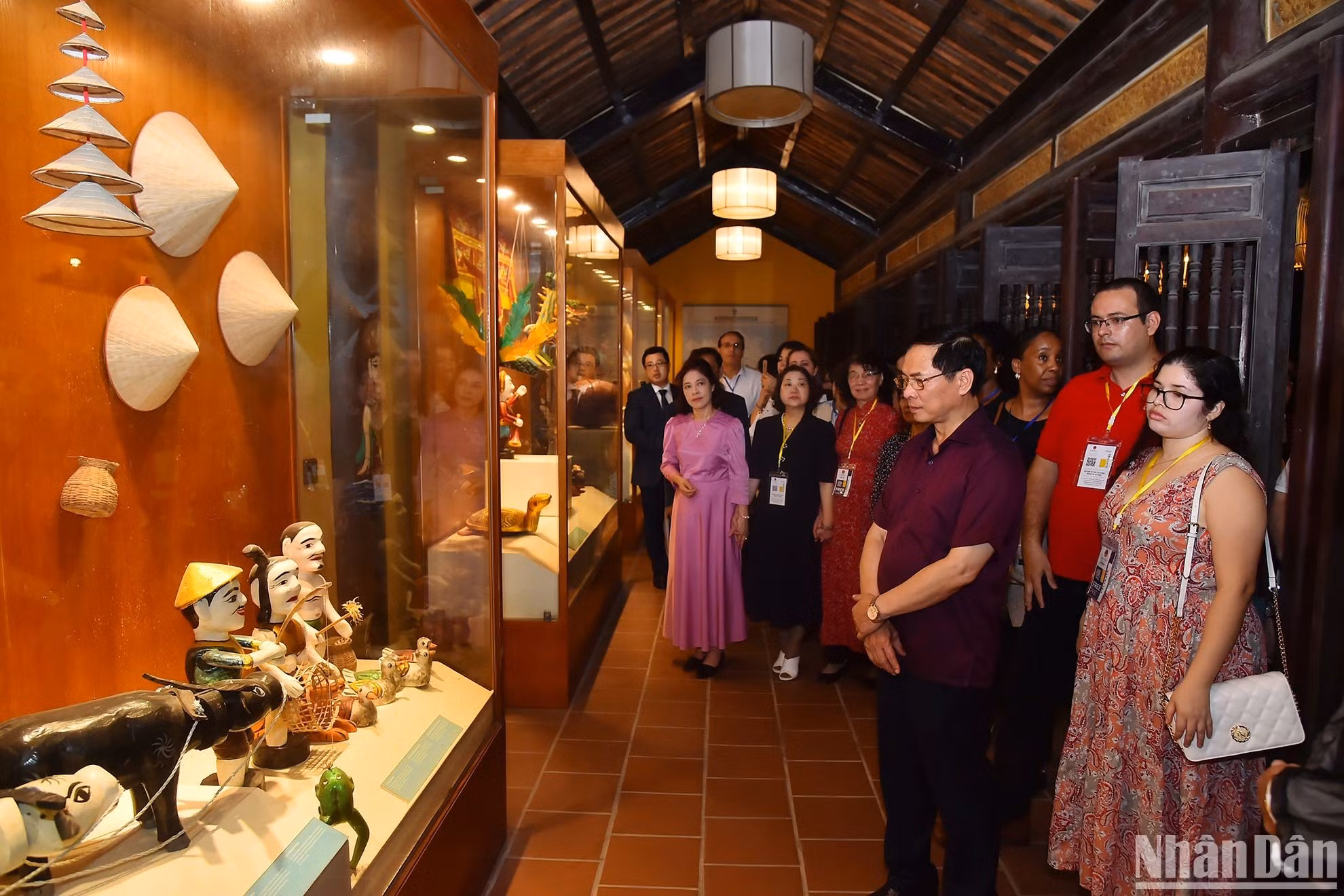 Делегаты посещают Музей театра кукол на воде.