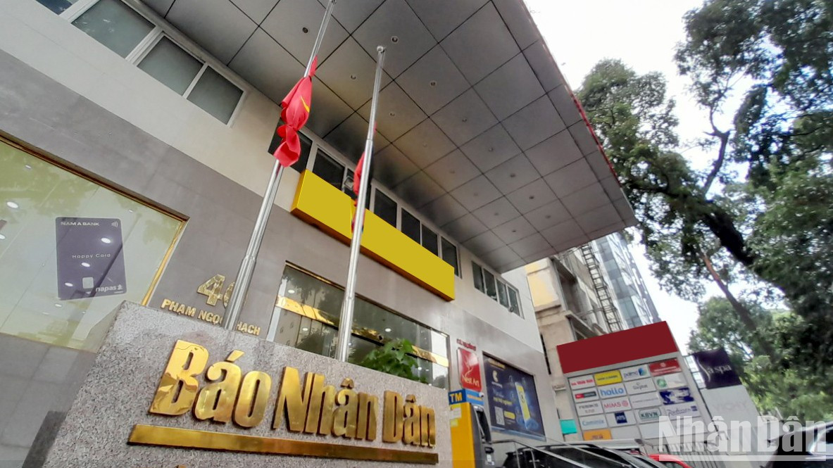 В головных офисах и представительствах центральных и местных пресс-агентств в г. Хошимине флаги также перевязаны черными траурными лентами.