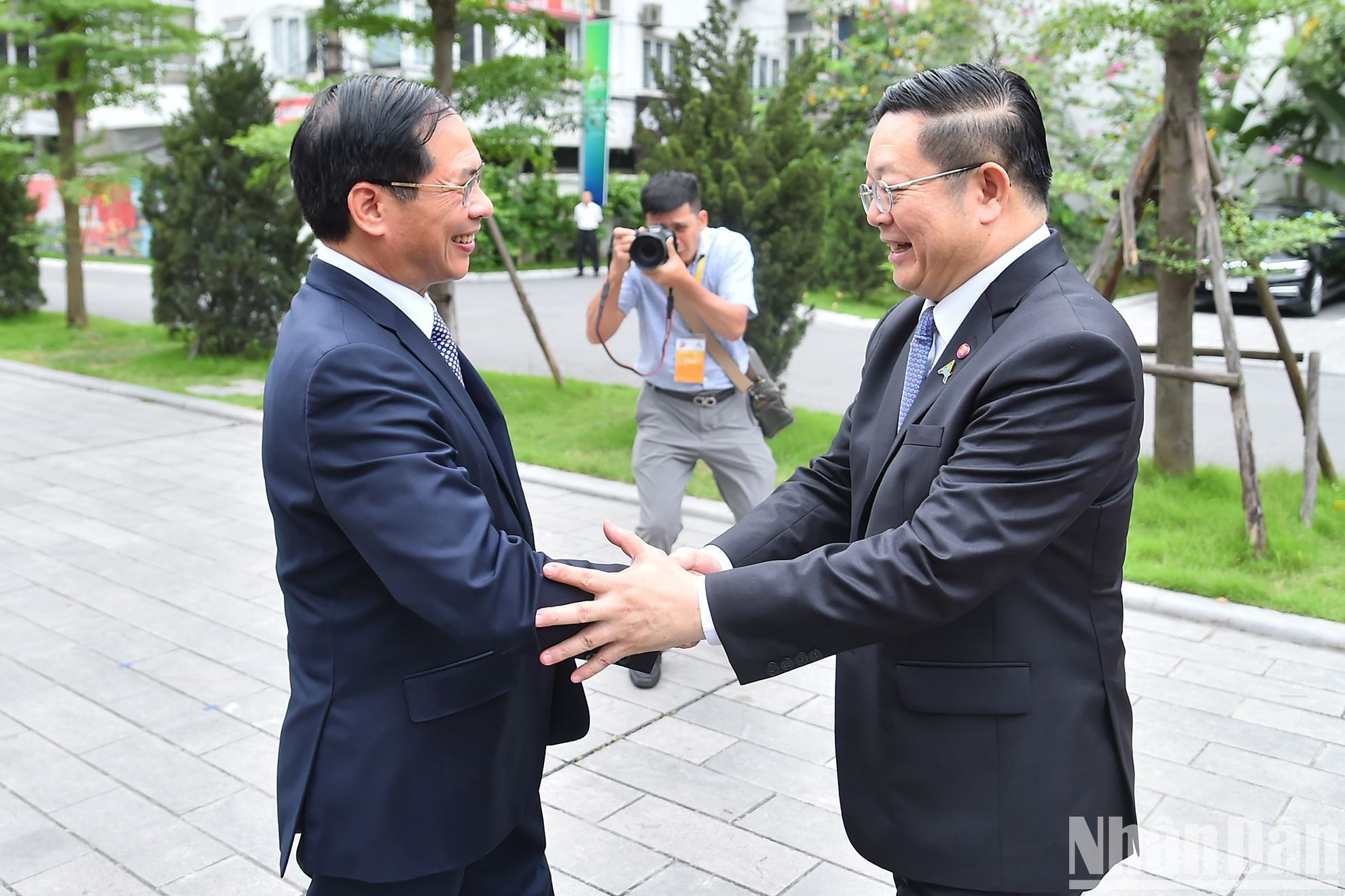 Глава МИД Вьетнама Буй Тхань Шон и Генеральный секретарь АСЕАН Као Ким Хорн. Глава МИД Вьетнама Буй Тхань Шон и Генеральный секретарь АСЕАН Као Ким Хорн.