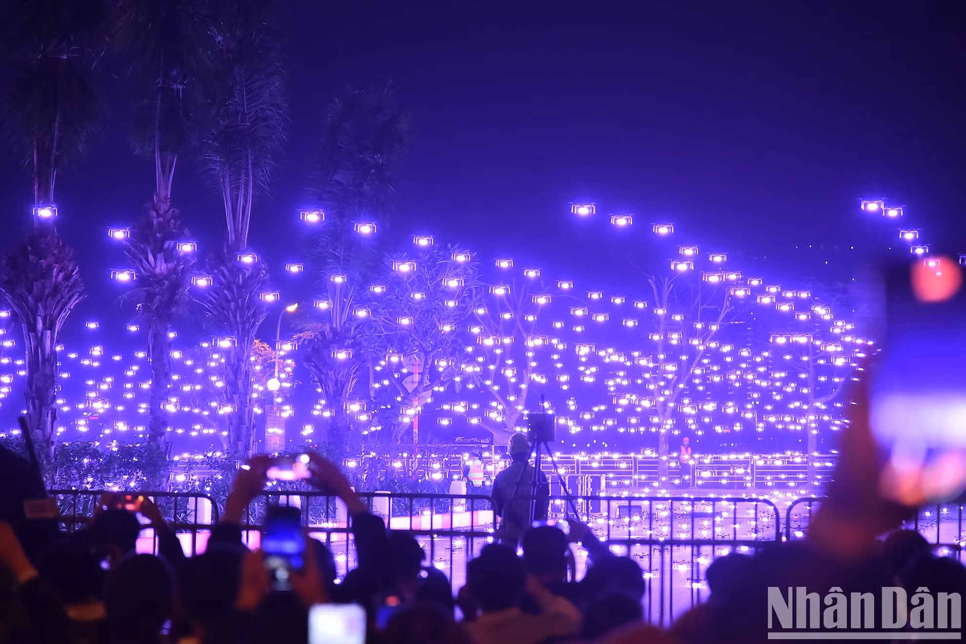 Ровно в 23:30 взлетели 2024 дрона, символизирующие 2024 год Дракона, осветив небо над Западным озером.