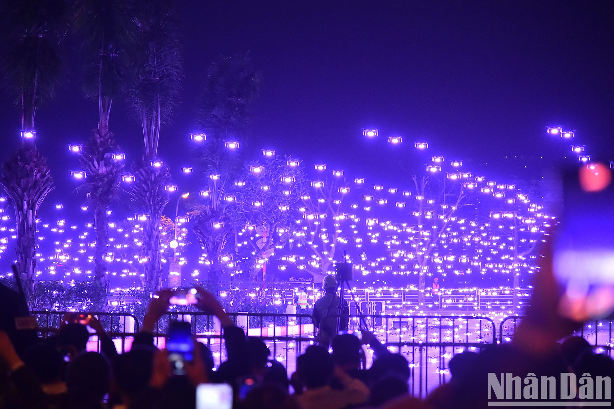 Ровно в 23:30 взлетели 2024 дрона, символизирующие 2024 год Дракона, осветив небо над Западным озером. Ровно в 23:30 взлетели 2024 дрона, символизирующие 2024 год Дракона, осветив небо над Западным озером.