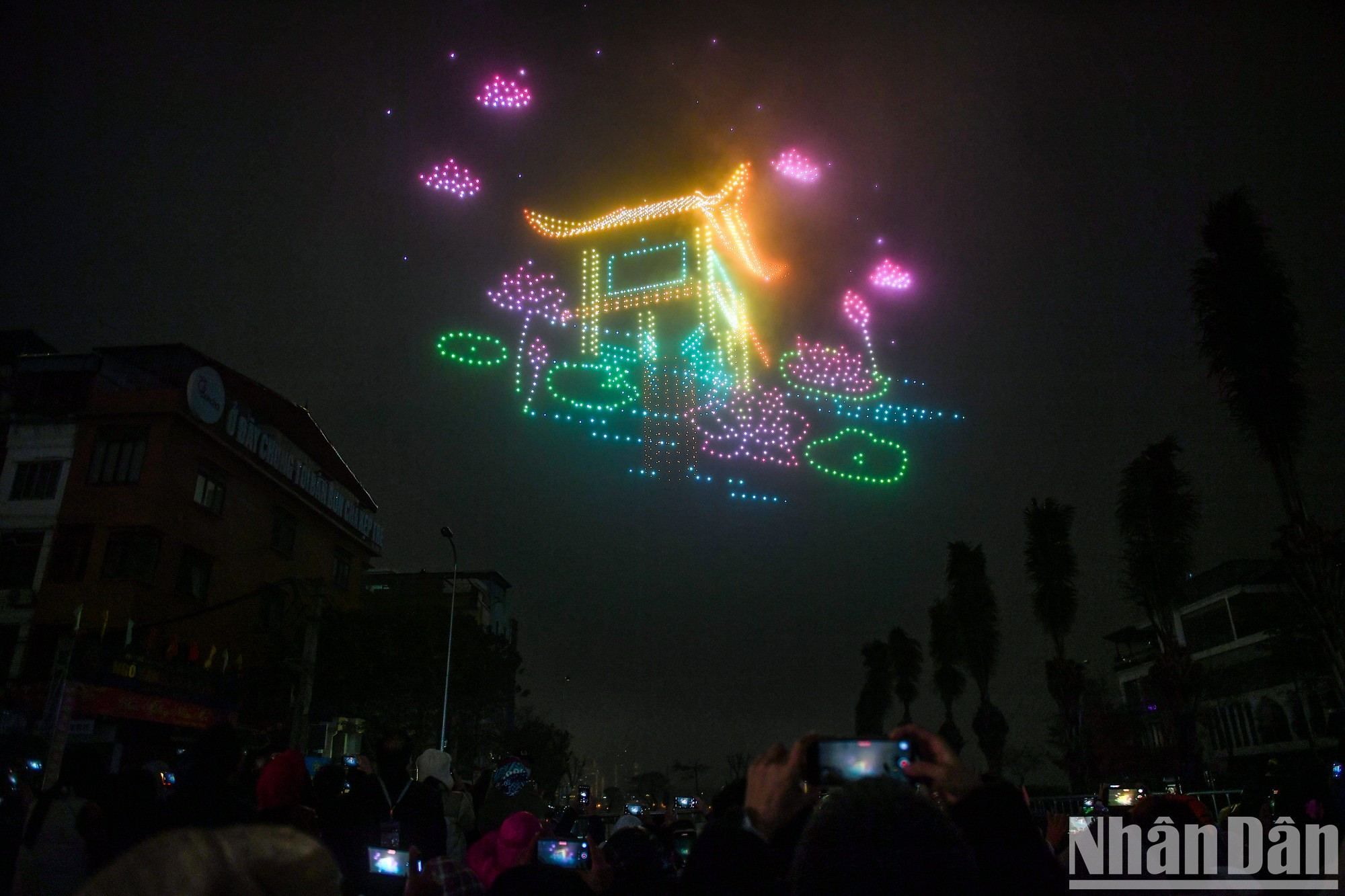 Ханойский художественный световой фестиваль «Блестящий Тханглонг», ключевым событием которого станет выступление 2024 дронов, пройдет на Западном озере в Ханое в канун Нового года.