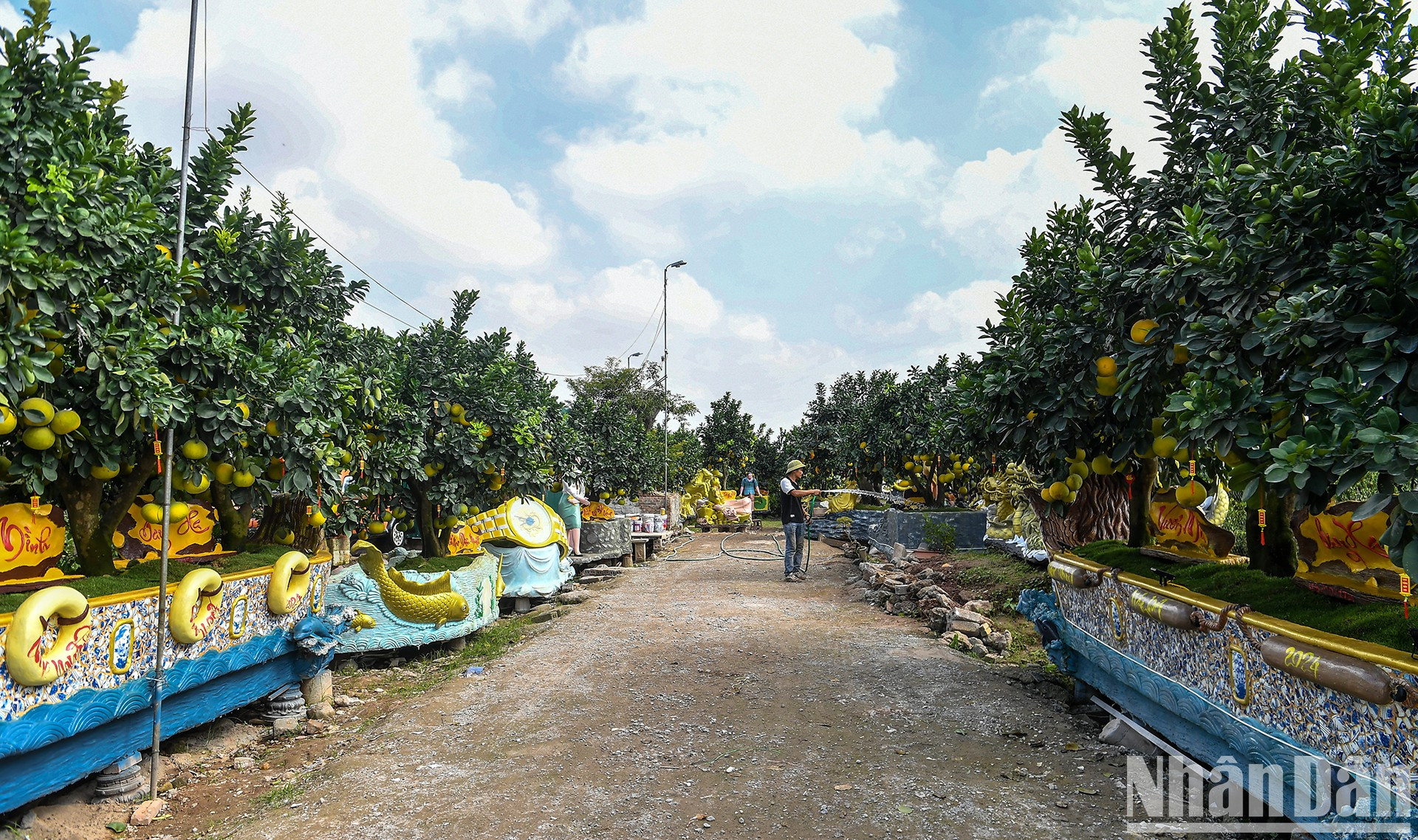 В некоторых садах в общине Лиеннгиа (уезд Ванжанг, провинция Хынгйен) ремесленники создали гигантские горшки различных форм, которые направлены на удовлетворение потребностей клиентов в преддверии Тэта. В некоторых садах в общине Лиеннгиа (уезд Ванжанг, провинция Хынгйен) ремесленники создали гигантские горшки различных форм, которые направлены на удовлетворение потребностей клиентов в преддверии Тэта.