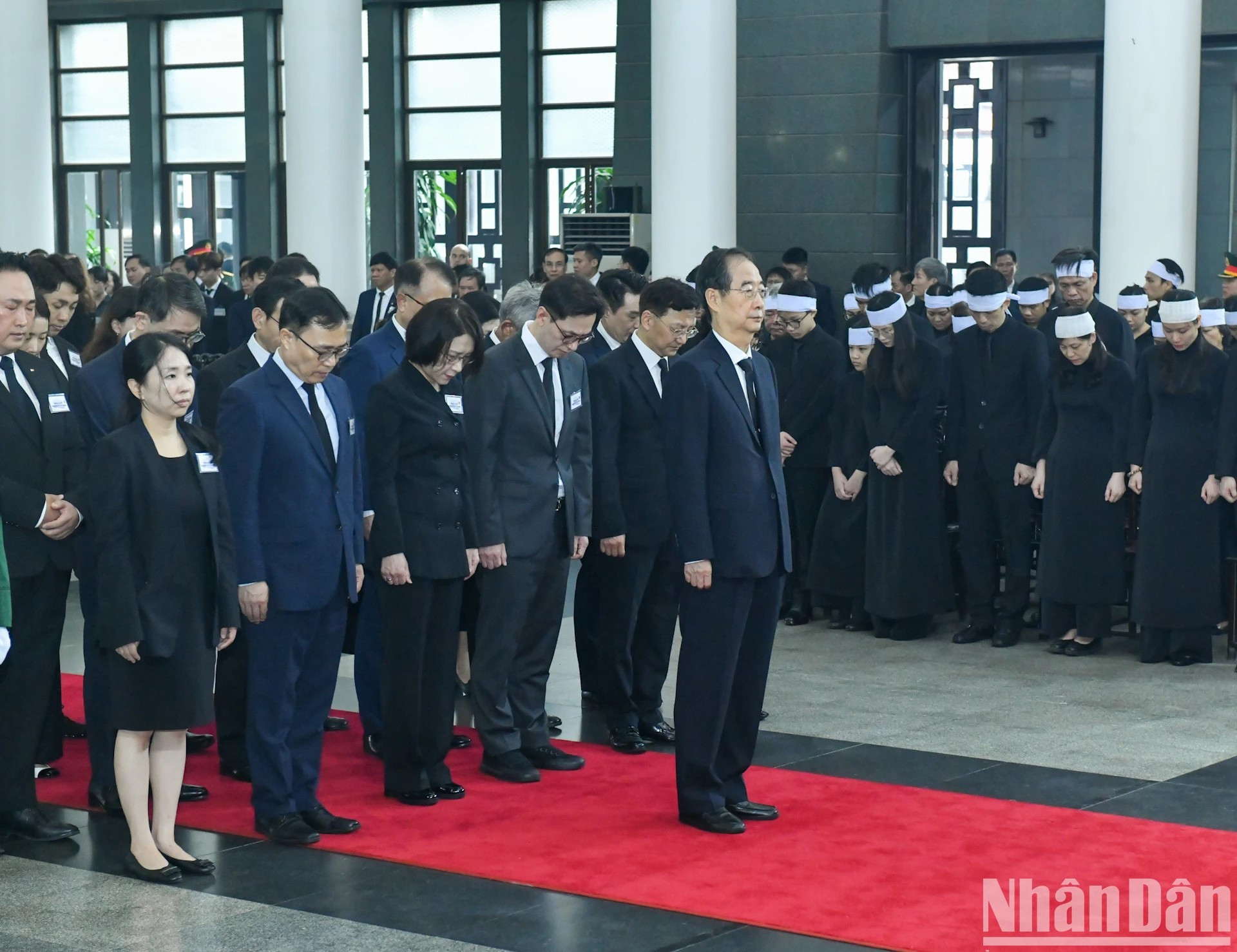Делегация Южной Кореи чтит память Генерального секретаря ЦК КПВ Нгуен Фу Чонга. Делегация Южной Кореи чтит память Генерального секретаря ЦК КПВ Нгуен Фу Чонга.