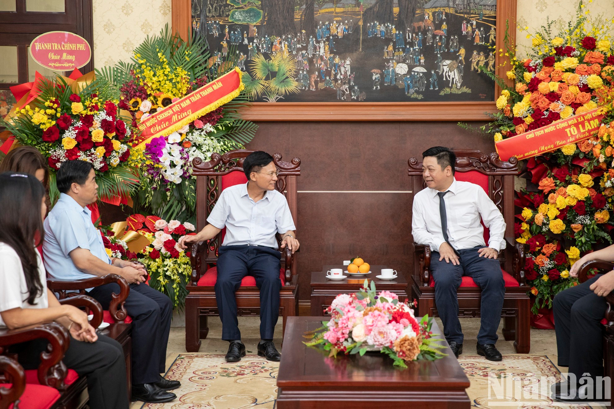 Заместитель генерального инспектора Правительства Буй Нгок Лам поздравляет коллектив газеты «Нянзан». Заместитель генерального инспектора Правительства Буй Нгок Лам поздравляет коллектив газеты «Нянзан».