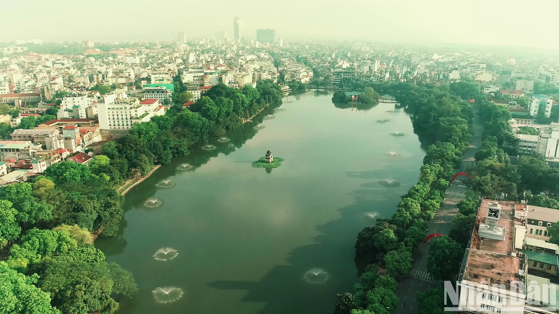 Черепаховая башня расположена посреди зеленой зоны города...