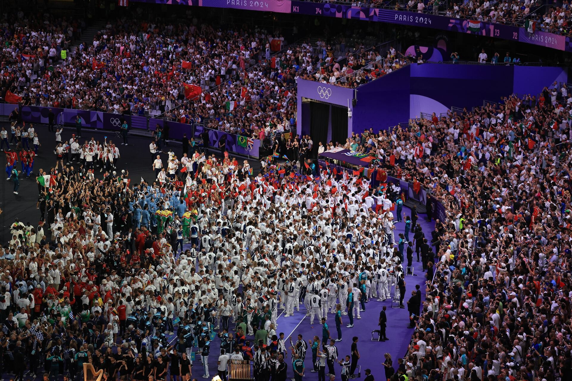 Представители спортивных делегаций стран и зрители на церемонии.