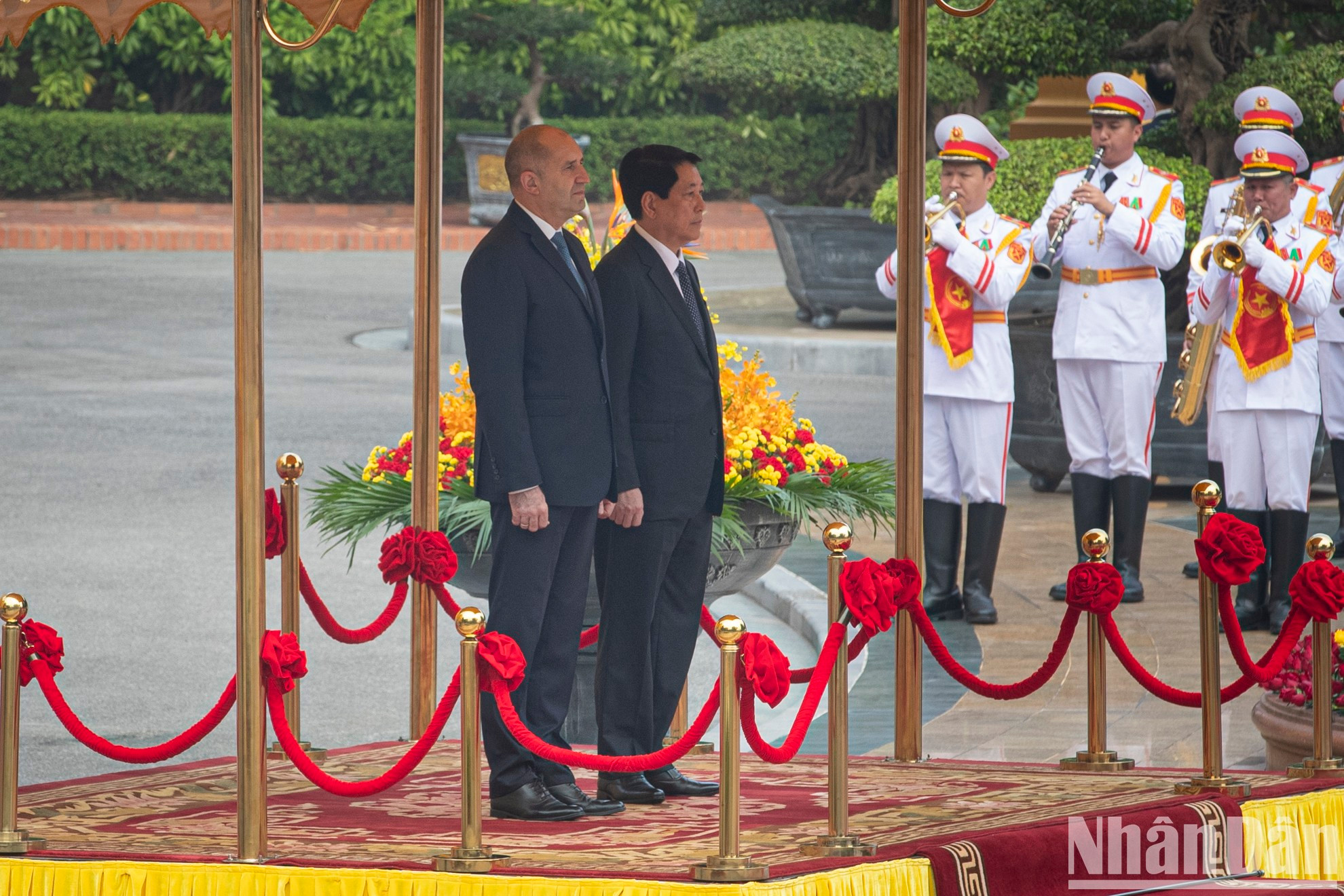Президент Вьетнама Лыонг Кыонг и Президент Болгарии Румен Радев на почетной трибуне.