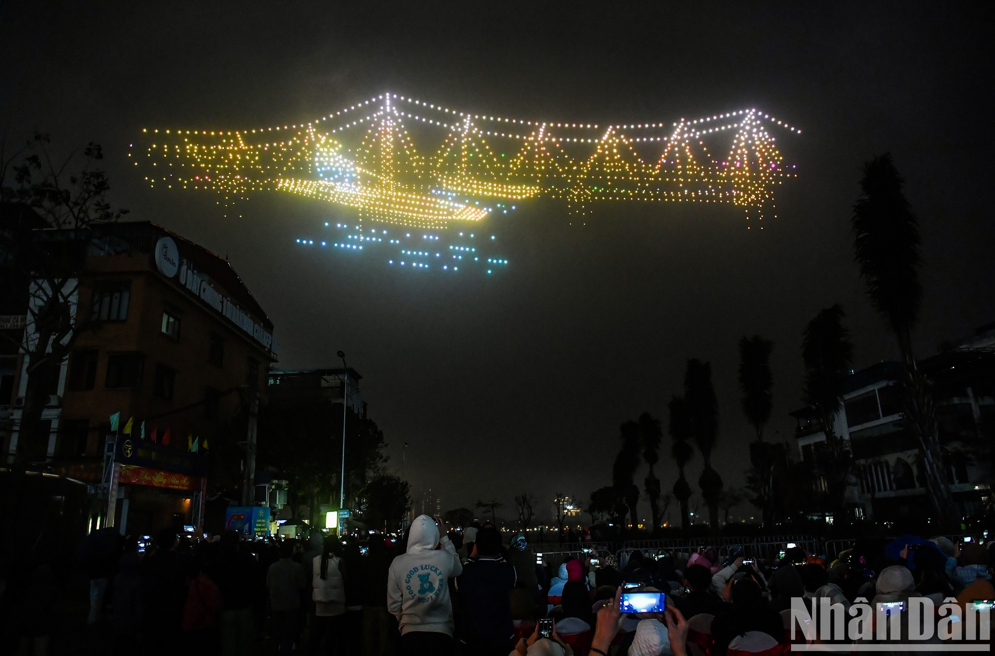 Благодаря этому мероприятию Ханой также станет первой столицей, организовавшей художественный световой фестиваль в честь нового года с самым большим количеством дронов в Юго-Восточной Азии.