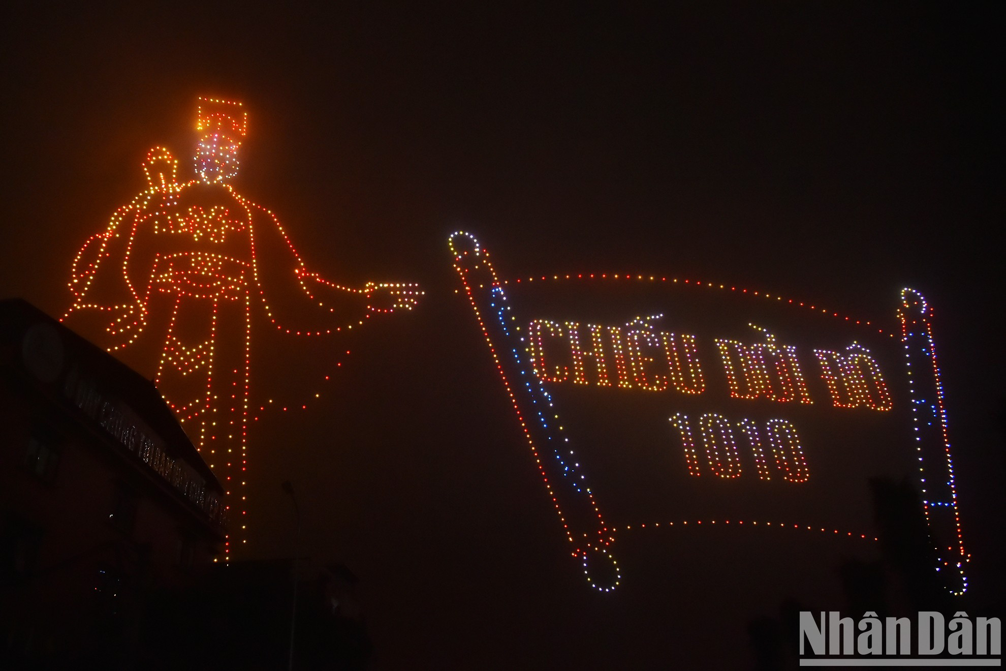 Изображение Короля Ли Тхай То с Королевским указом о перенесении столицы начало световое шоу. Изображение Короля Ли Тхай То с Королевским указом о перенесении столицы начало световое шоу.