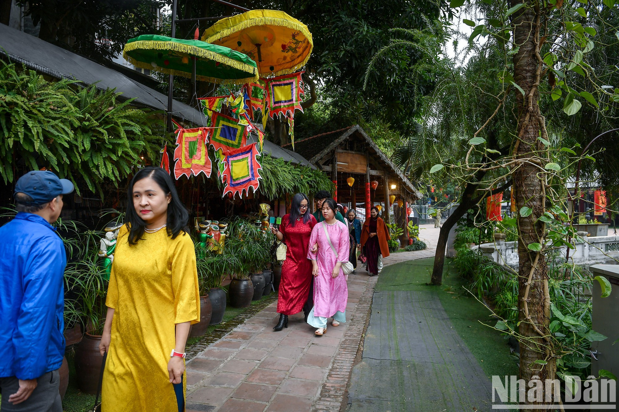 Многие люди приехали в район озера Ван из-за того, что это тихое место для наслаждения атмосферой новой весны. Многие люди приехали в район озера Ван из-за того, что это тихое место для наслаждения атмосферой новой весны.