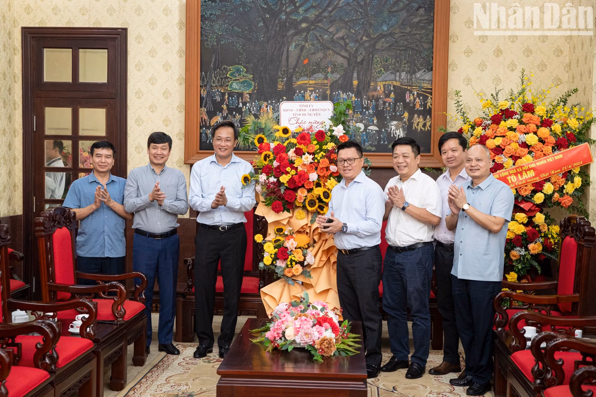 Делегации многих учреждений и подразделений поздравили газету «Нянзан» с праздником