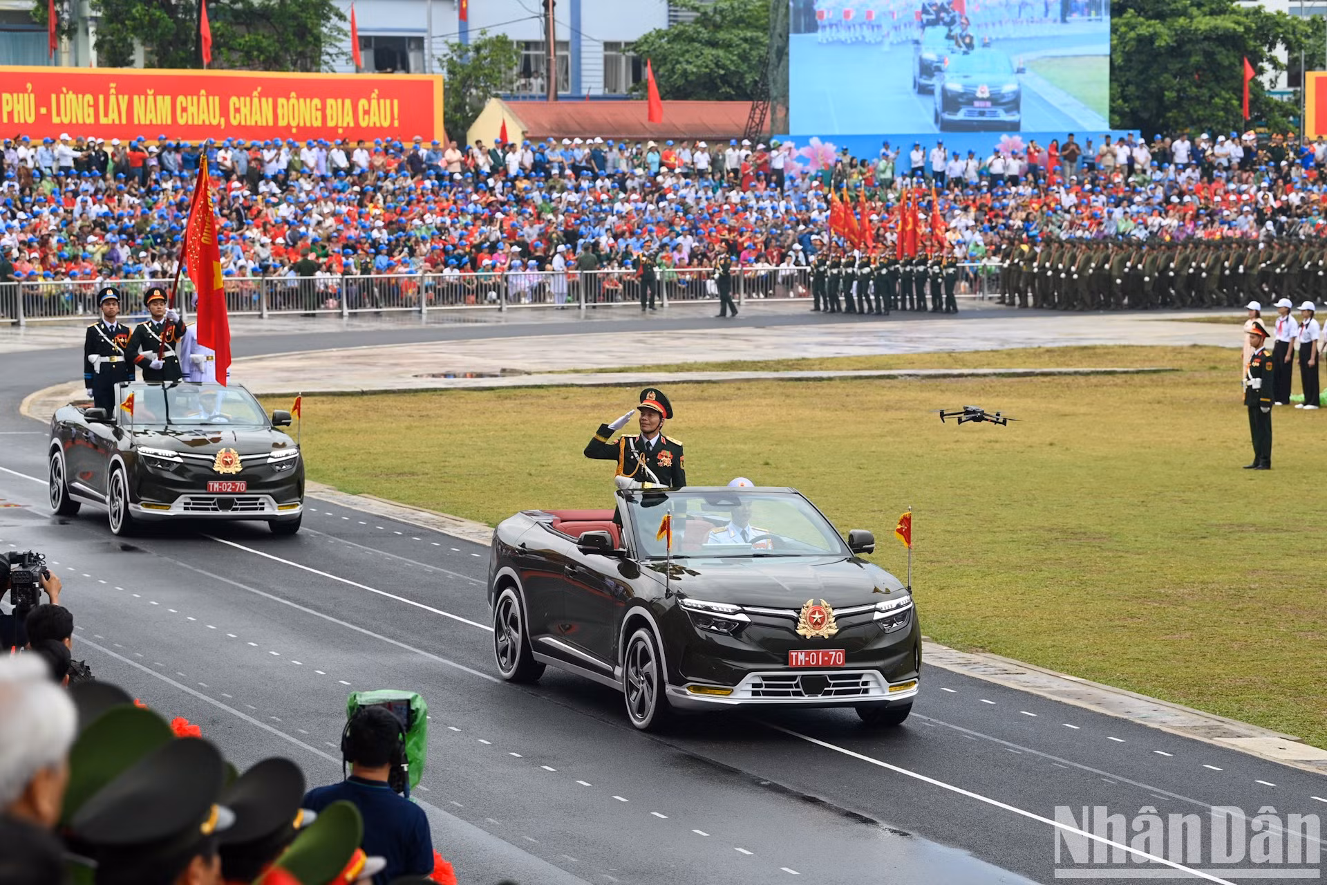 Группой военного флага командует генерал-лейтенант Нгуен Чонг Бинь, заместитель начальника Генерального штаба Вьетнамской народной армии. Она возглавляет группы, представляющие силы Вьетнамской народной армии и войска самообороны.