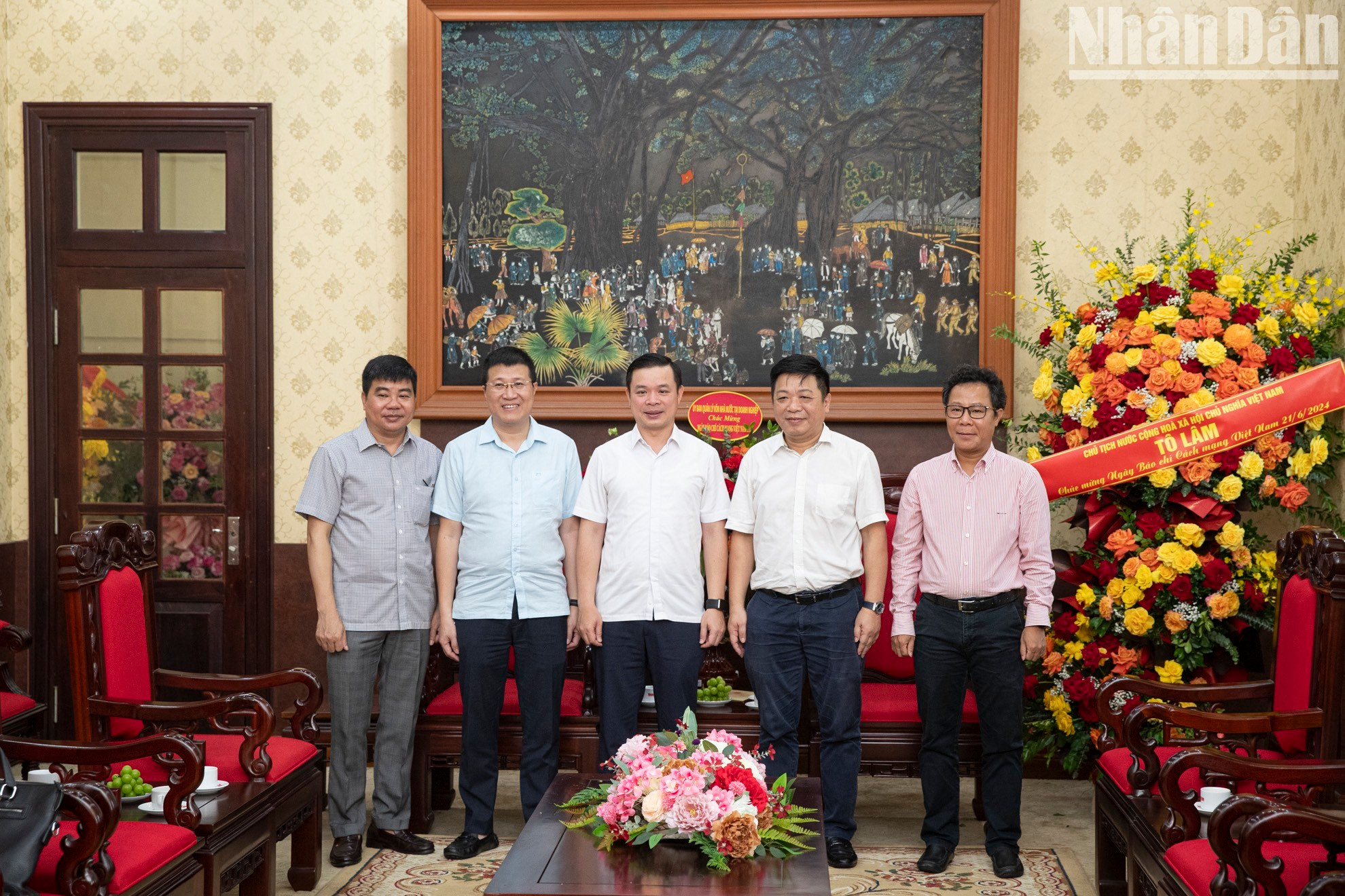 Делегация Комитета по управлению государственным капиталом во главе с Заместителем председателя комитета До Хыу Хюи поздравляет коллектив газеты «Нянзан».