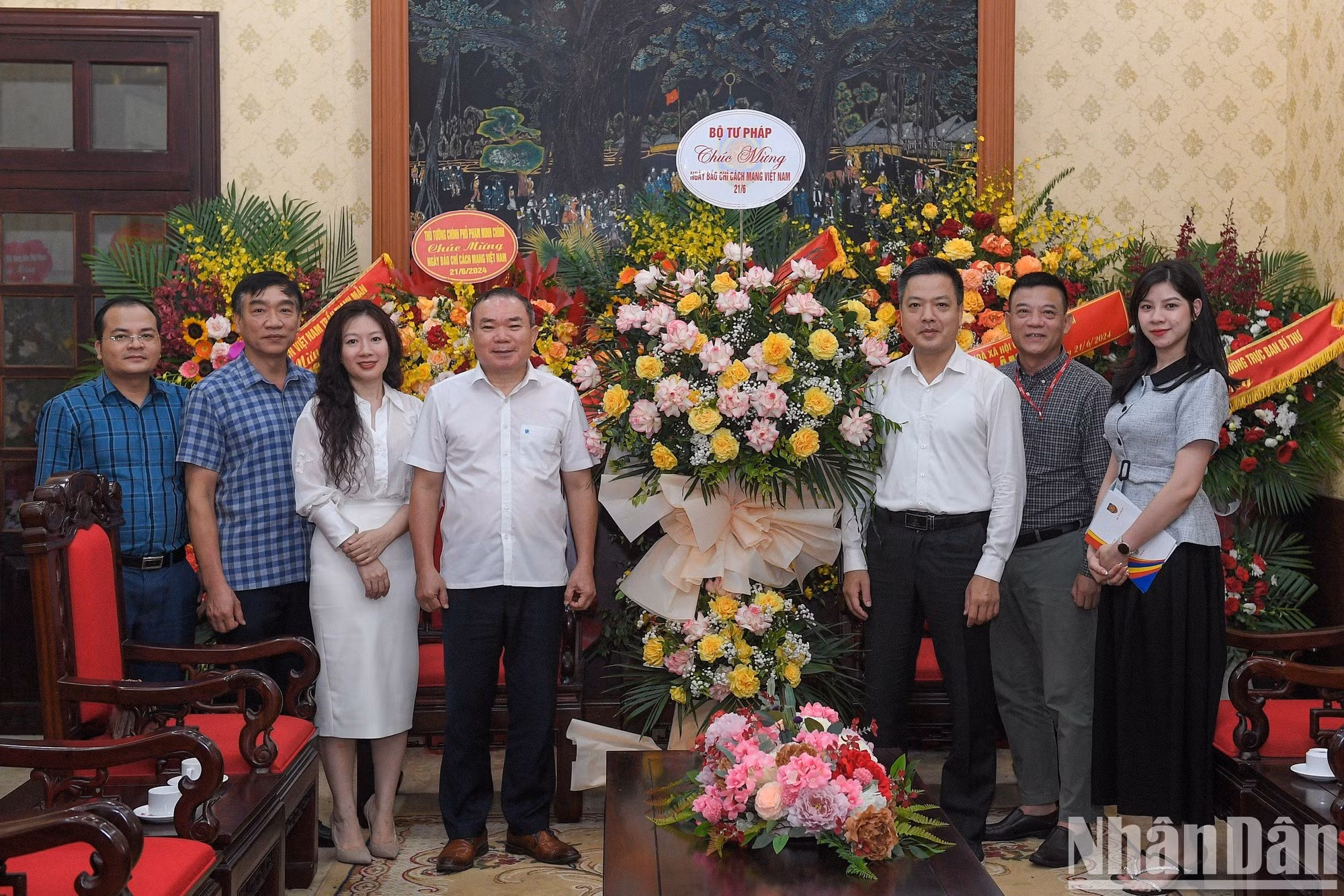 Постоянный заместитель секретаря Парткома Министерства юстиции Нгуен Ким Тинь направляет наилучшие пожелания коллективу газеты «Нянзан». Постоянный заместитель секретаря Парткома Министерства юстиции Нгуен Ким Тинь направляет наилучшие пожелания коллективу газеты «Нянзан».