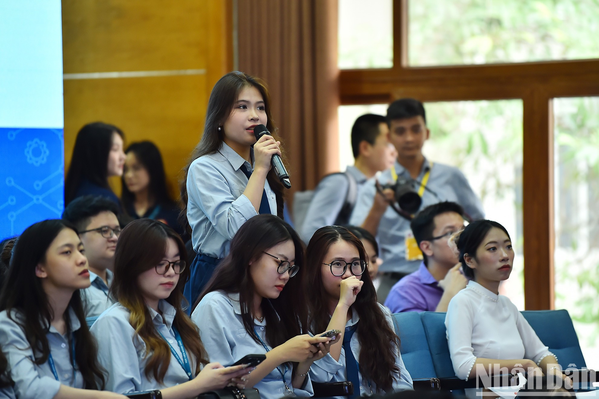 Студент Дипломатической академии Вьетнама задает вопрос. Студент Дипломатической академии Вьетнама задает вопрос.