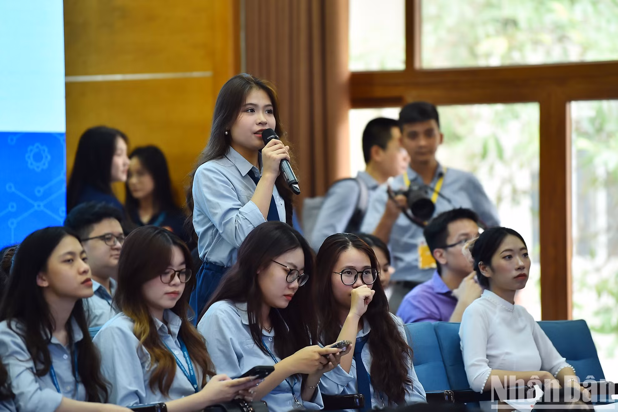 Студент Дипломатической академии Вьетнама задает вопрос.