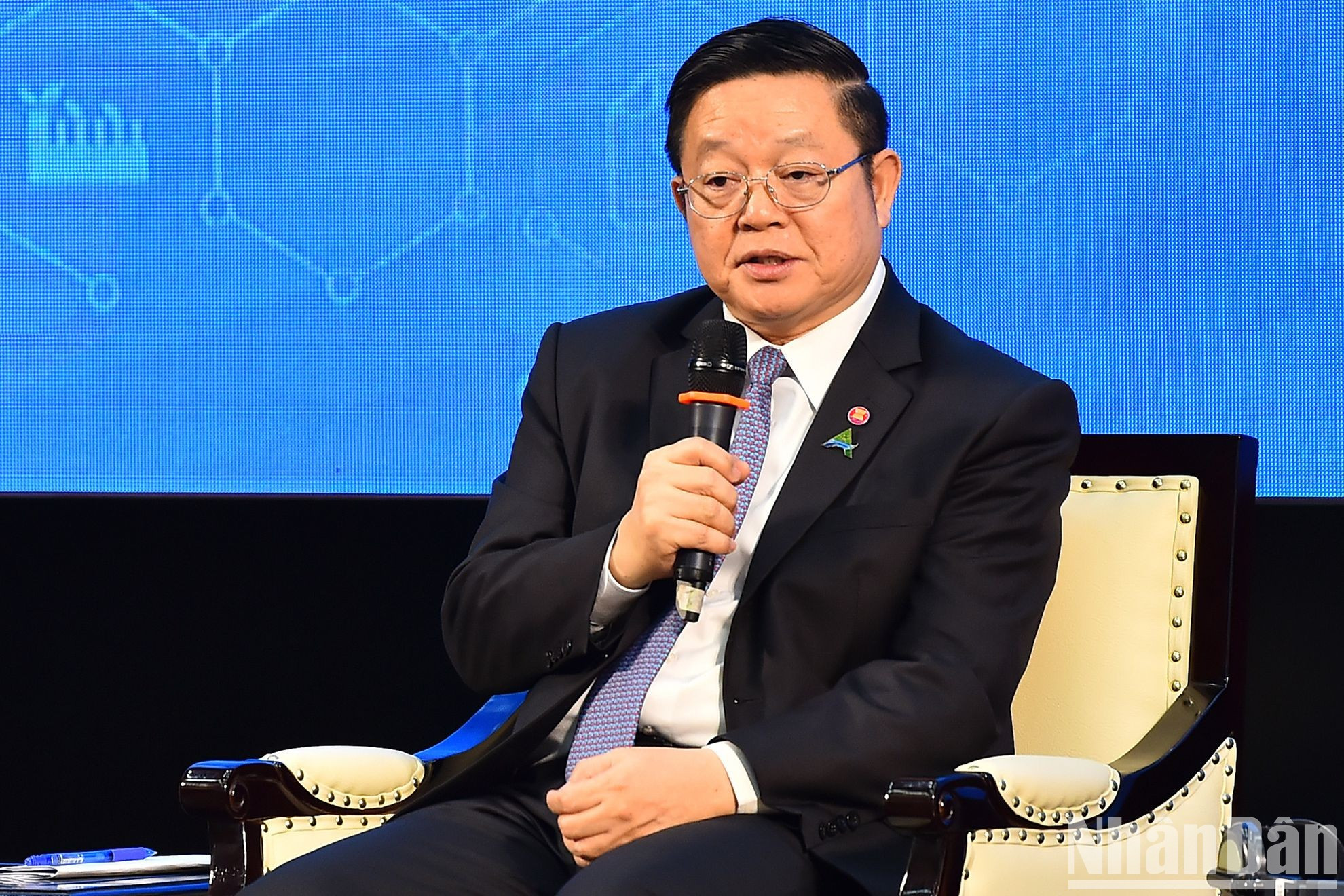 Генеральный секретарь АСЕАН Као Ким Хорн отвечает на вопрос в ходе диалога. Генеральный секретарь АСЕАН Као Ким Хорн отвечает на вопрос в ходе диалога.