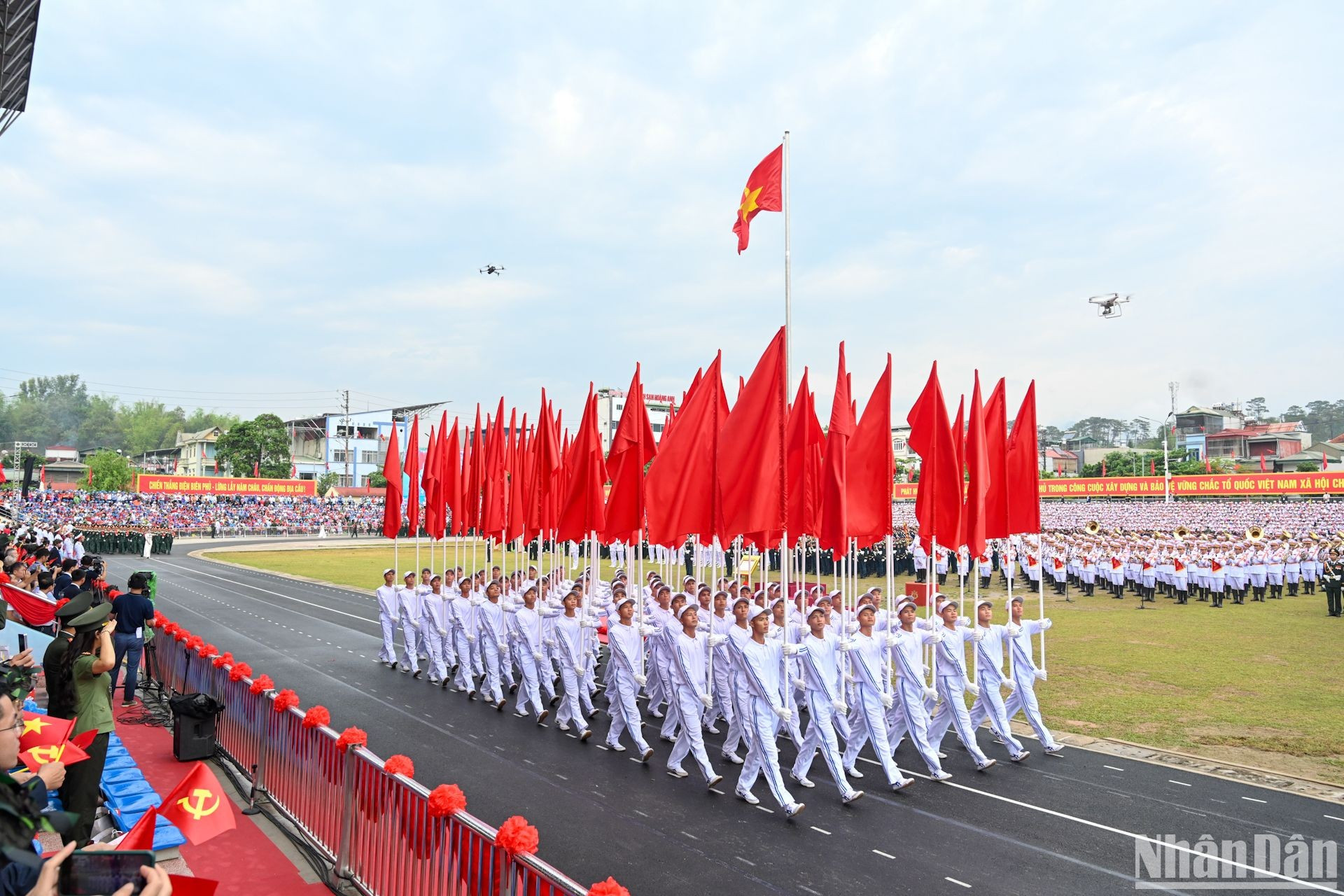 Группа молодых юношей, несущих красные знамена. Группа молодых юношей, несущих красные знамена.