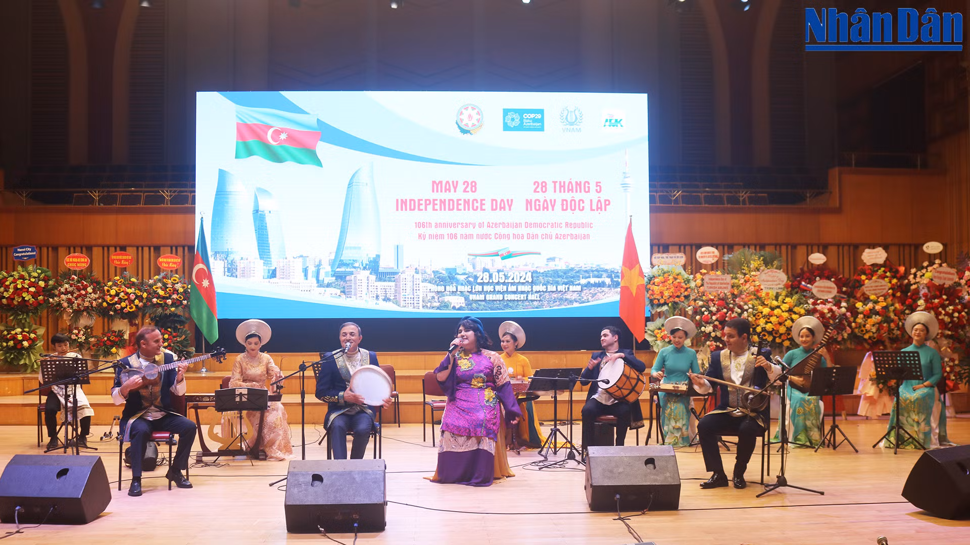 Художественный номер вьетнамских и азербайджанских артистов.