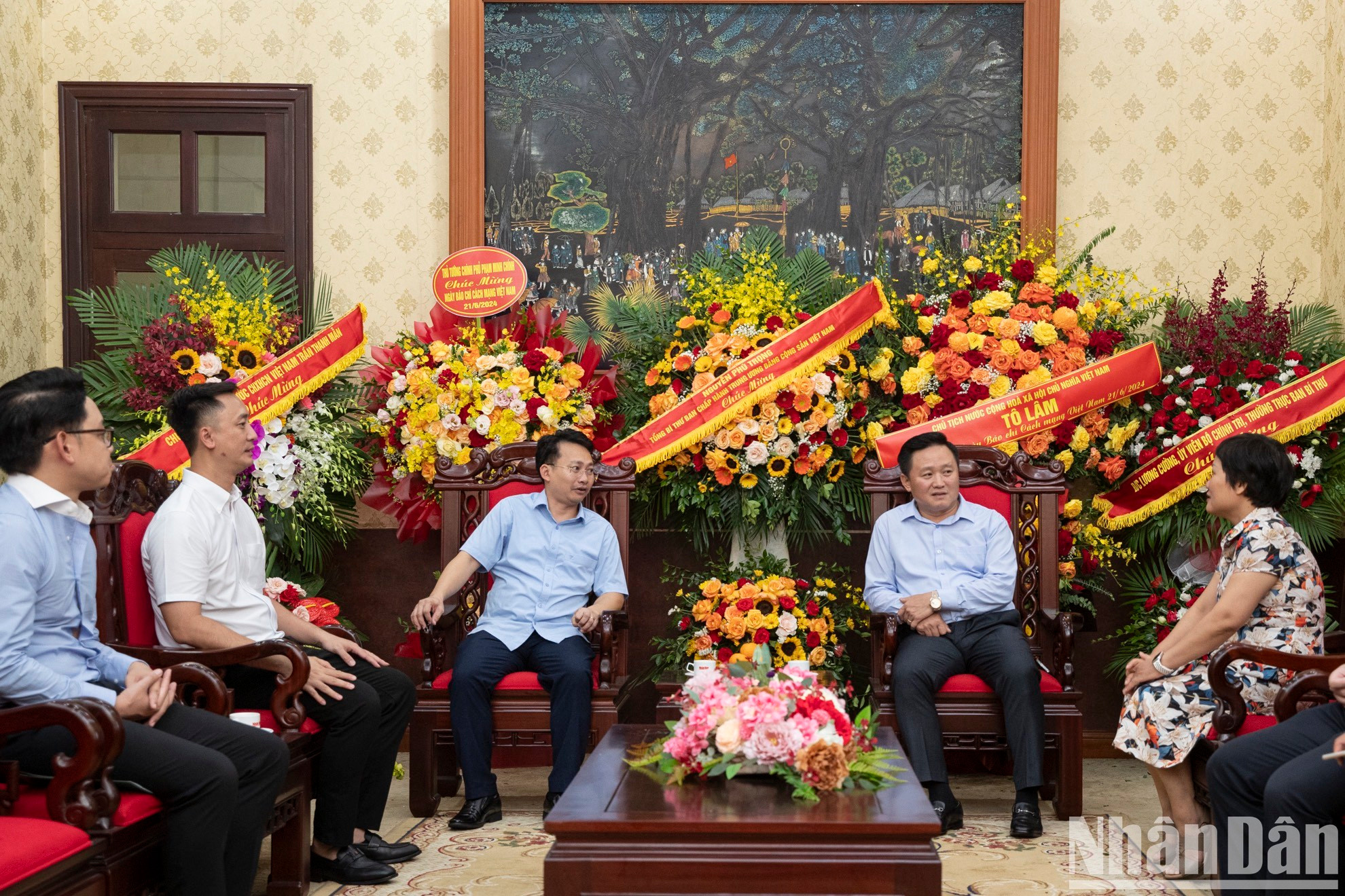 Делегация Департамента туризма Ханоя беседует с руководителями и сотрудниками газеты «Нянзан». Делегация Департамента туризма Ханоя беседует с руководителями и сотрудниками газеты «Нянзан».