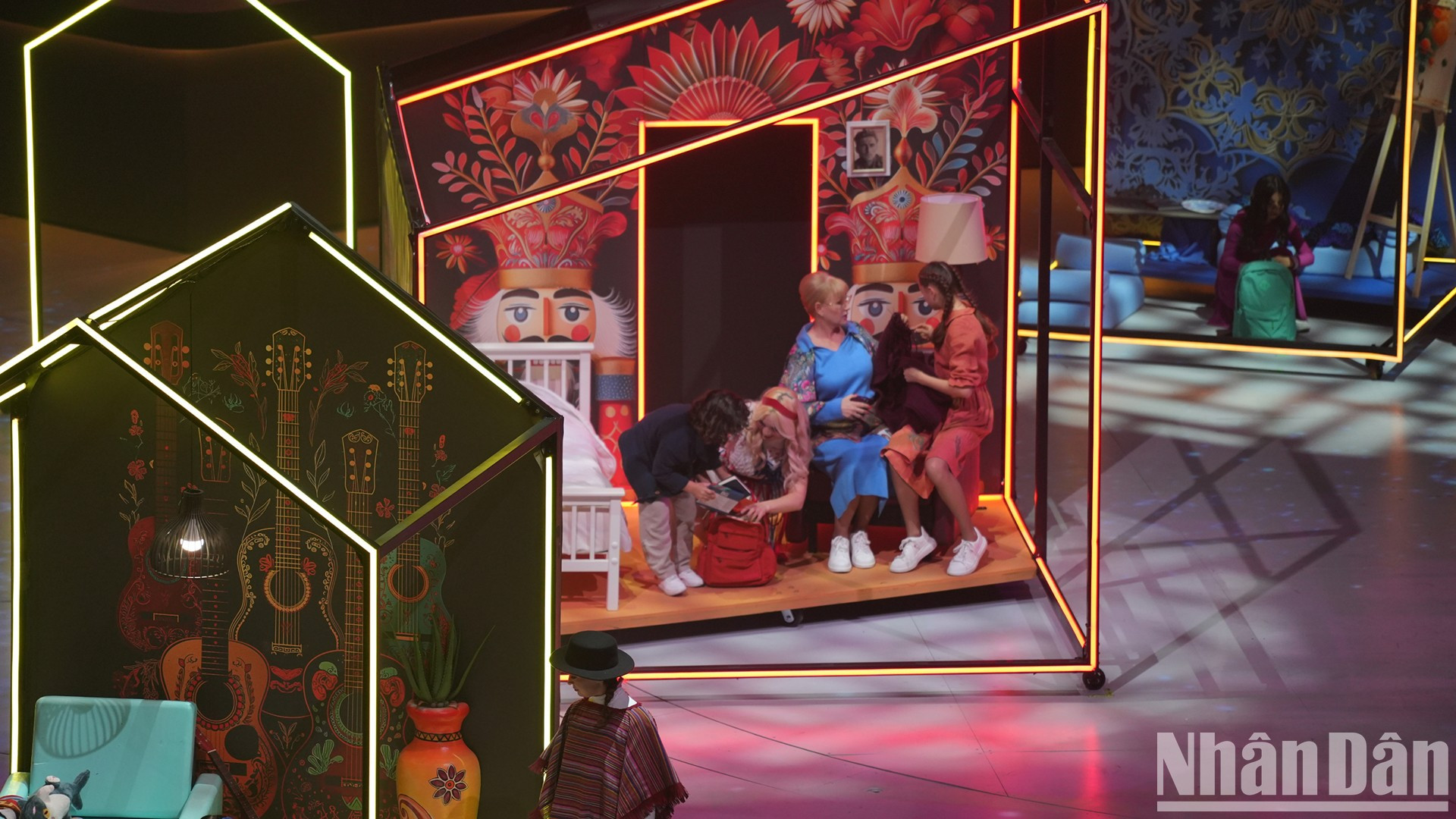 Церемония открытия ВФМ–2024 состояла из выступлений танцевальных, музыкальных, хоровых коллективов из разных стран. Церемония открытия ВФМ–2024 состояла из выступлений танцевальных, музыкальных, хоровых коллективов из разных стран.