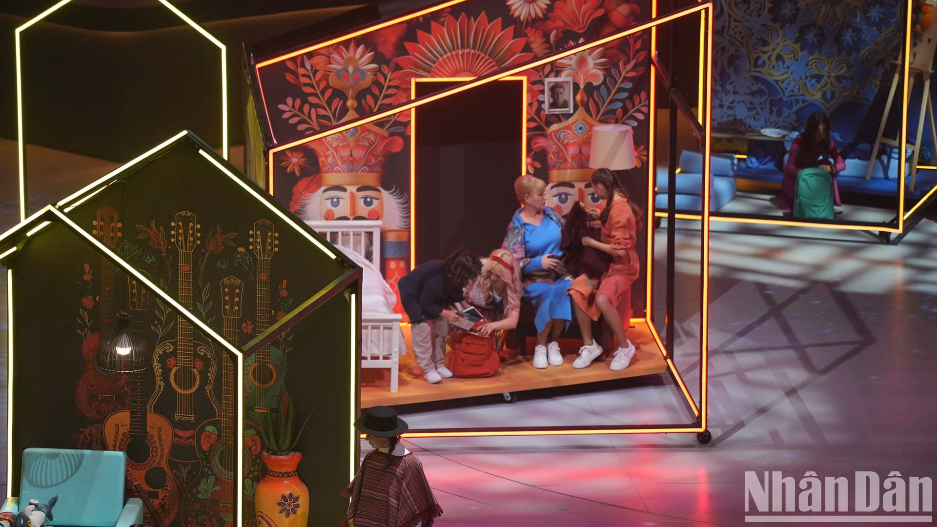 Церемония открытия ВФМ–2024 состояла из выступлений танцевальных, музыкальных, хоровых коллективов из разных стран. Церемония открытия ВФМ–2024 состояла из выступлений танцевальных, музыкальных, хоровых коллективов из разных стран.