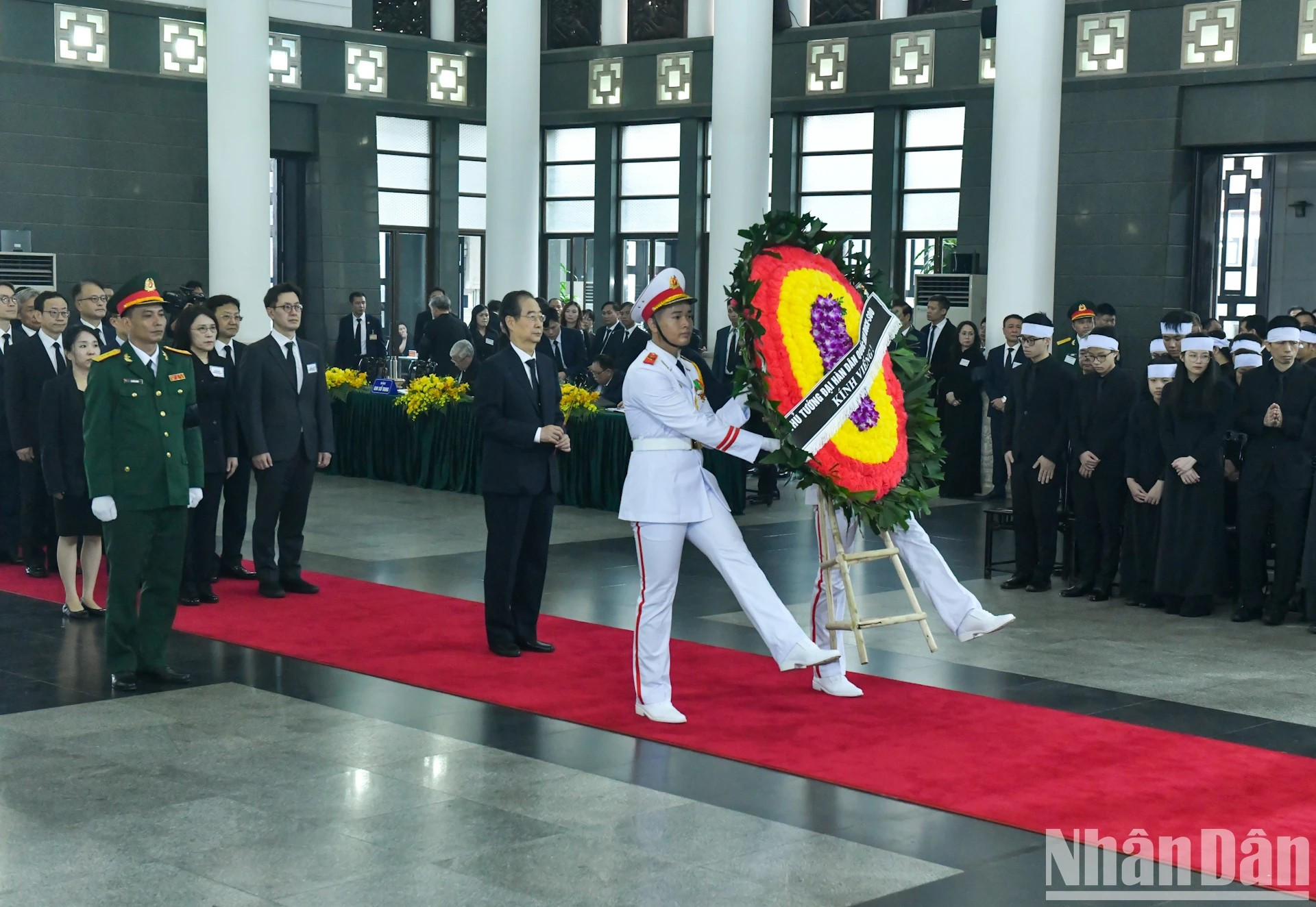 Делегация Южной Кореи чтит память Генерального секретаря ЦК КПВ Нгуен Фу Чонга. Делегация Южной Кореи чтит память Генерального секретаря ЦК КПВ Нгуен Фу Чонга.