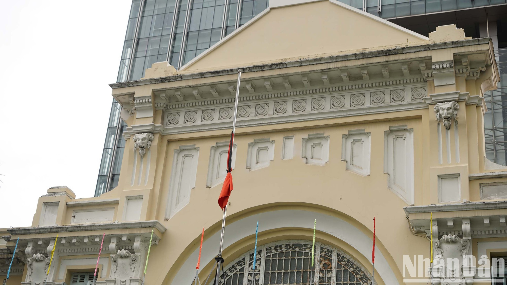 Флаги приспущены на улице Нгуенхюэ в районе 1.