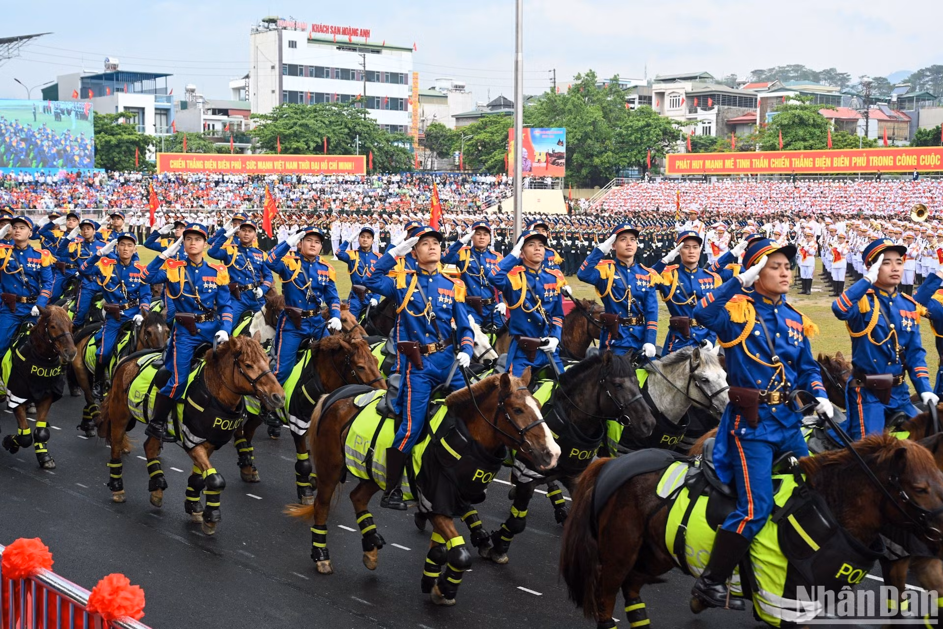 Группа мобильной полицейской кавалерии.