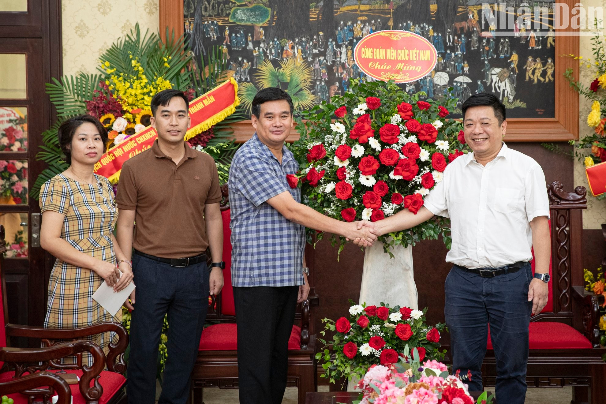 Товарищ Кюэ Динь Нгуен принимает товарища Тхай Хоай Нама, Заместителя председателя Профсоюза работников государственных учреждений Вьетнама.